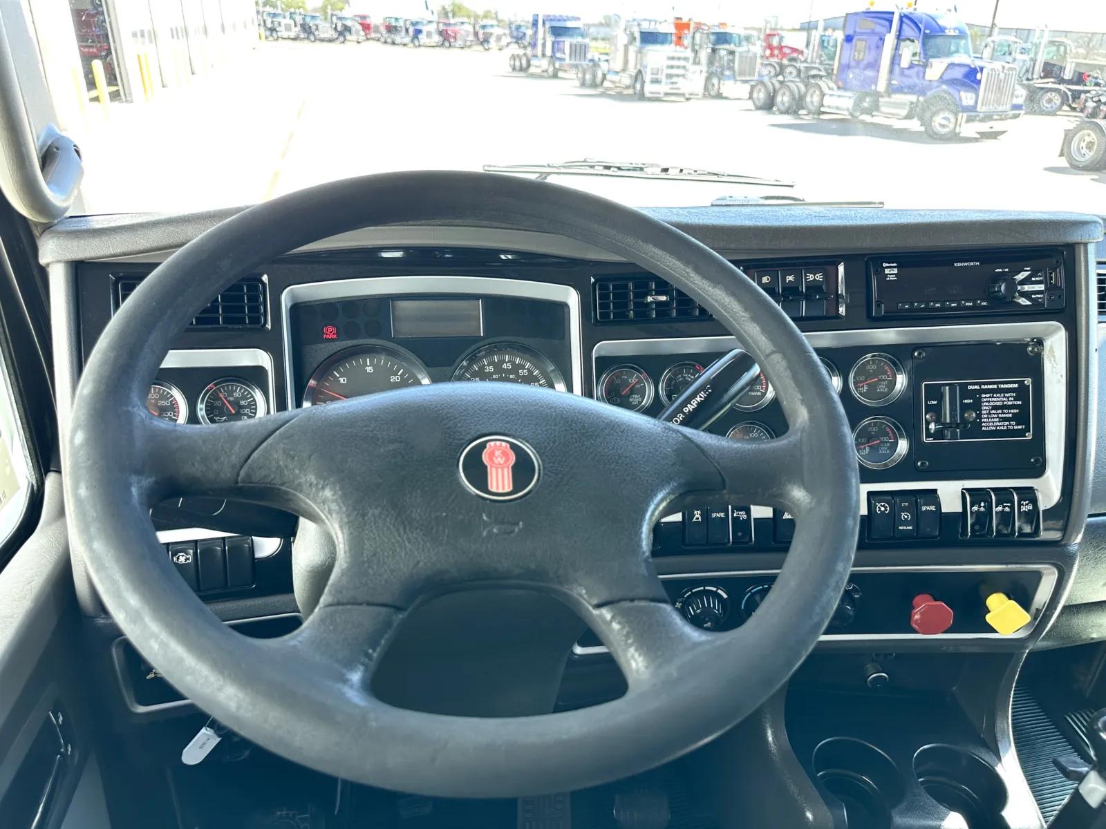 2014 Kenworth T800 in Hutchins, TX — photo 16