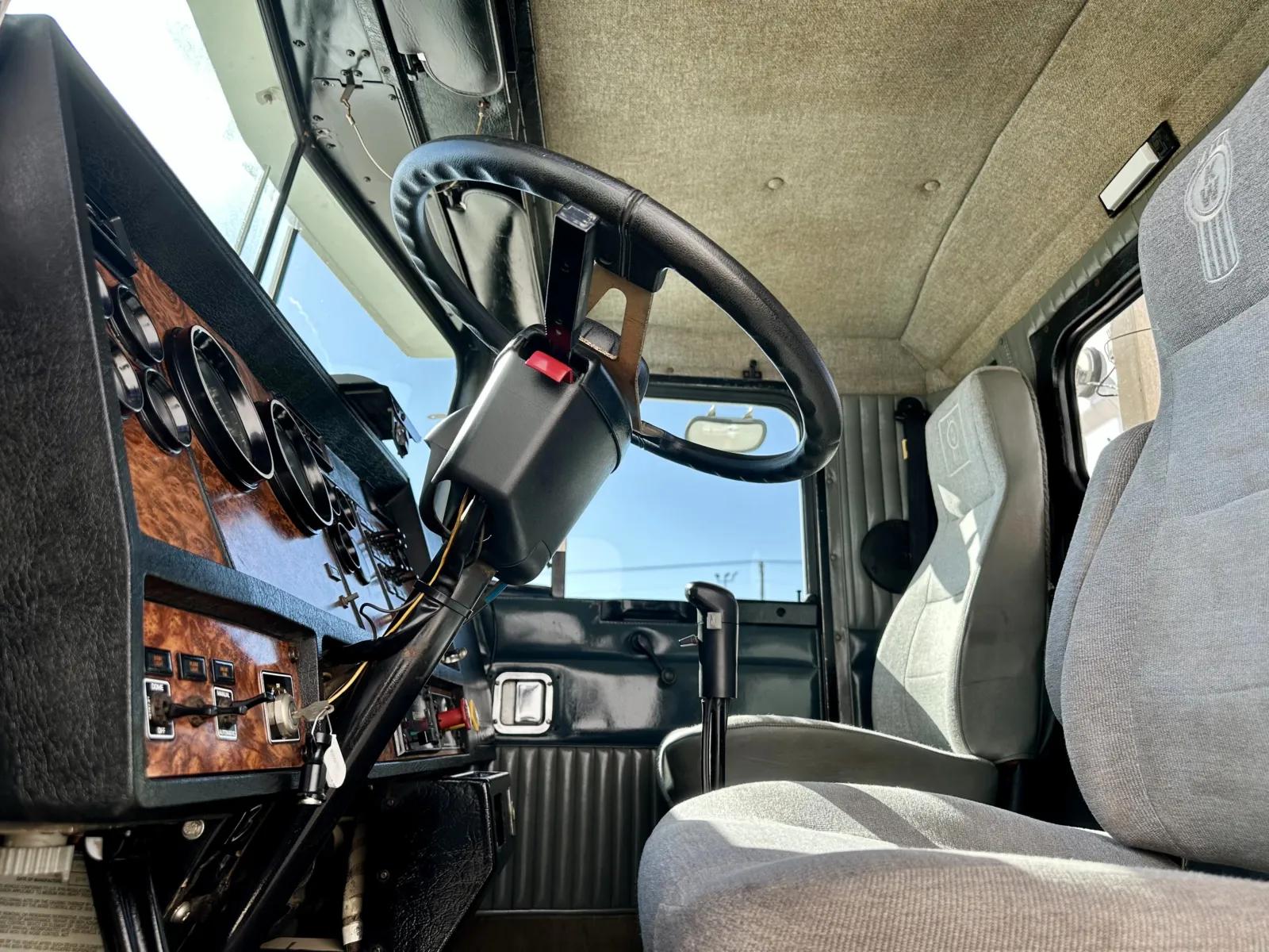 2001 Kenworth T800 in Hutchins, TX — photo 14