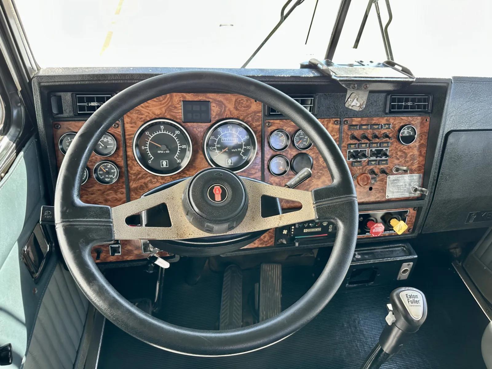 2001 Kenworth T800 in Hutchins, TX — photo 16