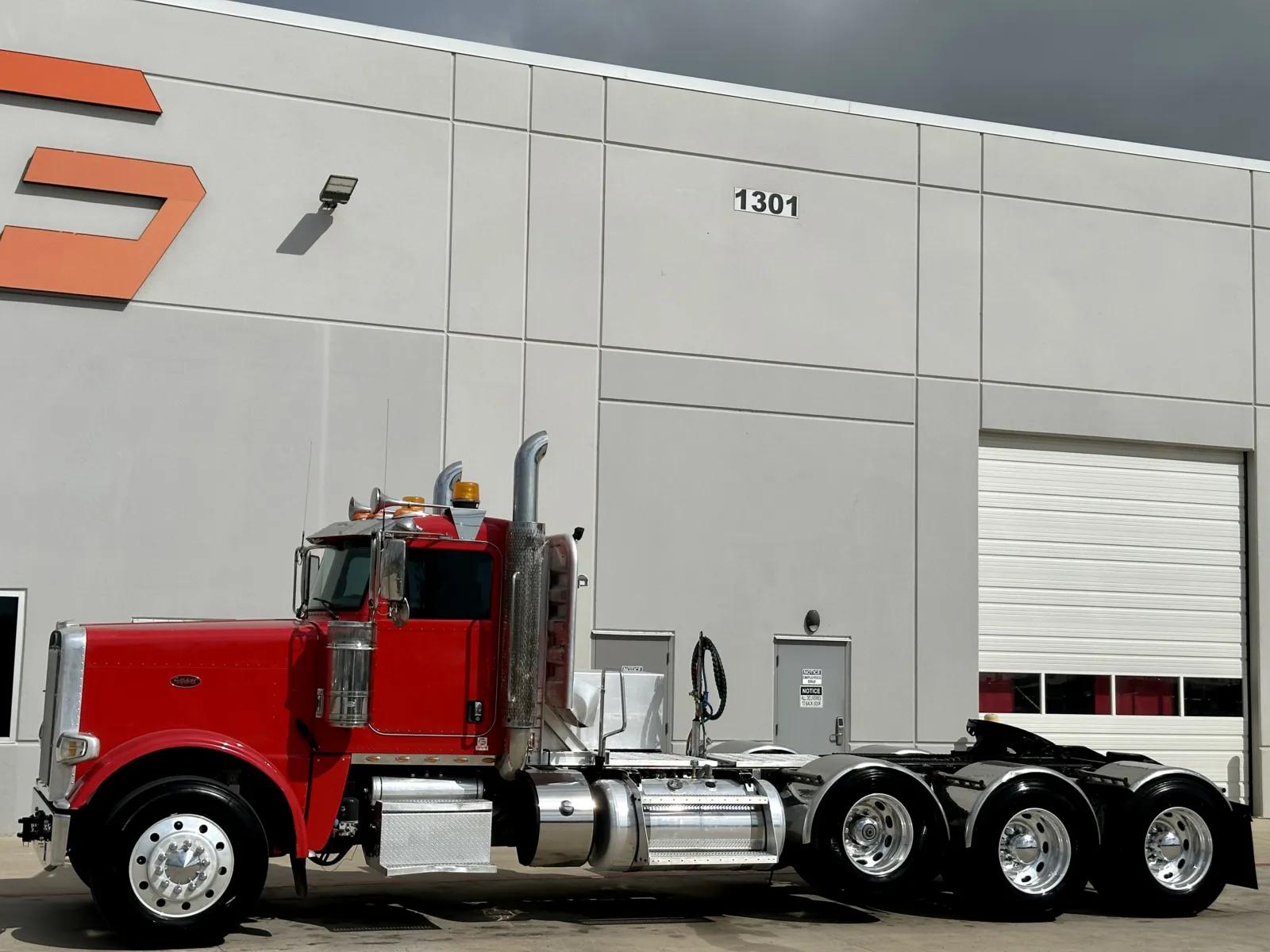 2017 Peterbilt 389 in Hutchins, TX — photo 2