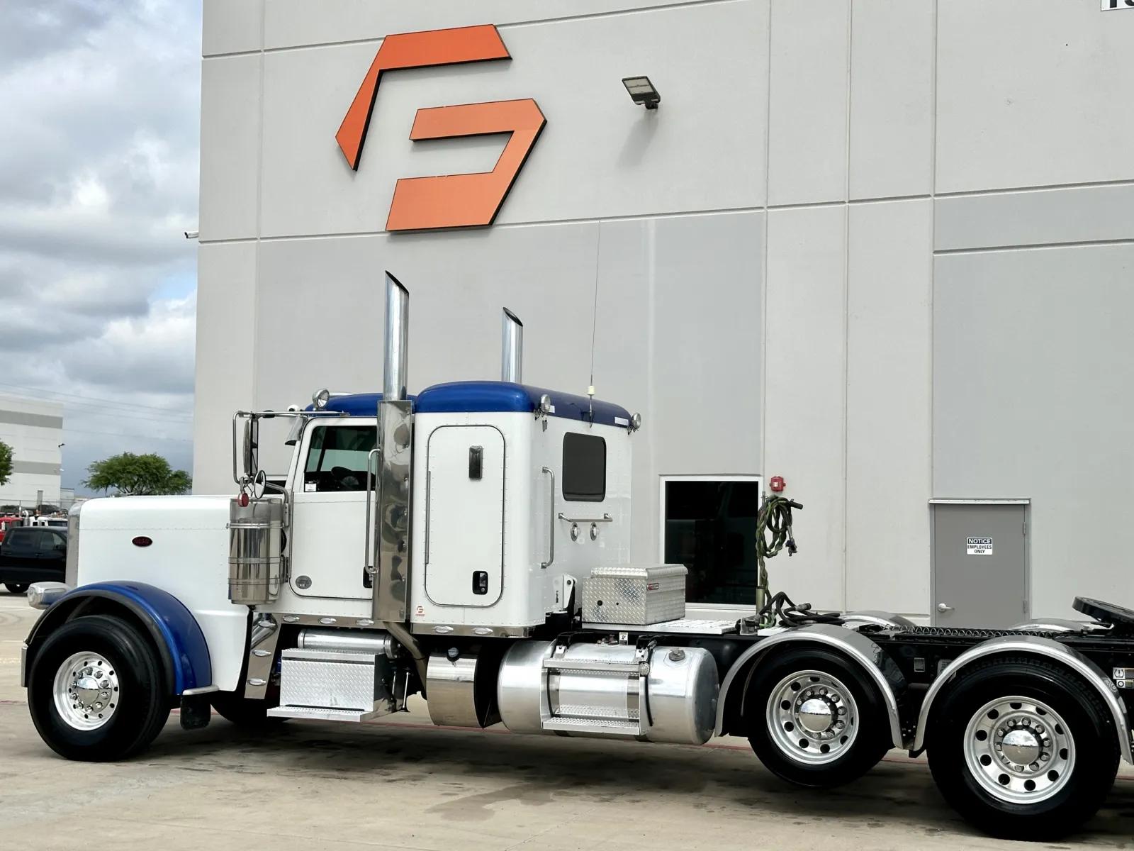 2022 Peterbilt 389 in Hutchins, TX — photo 8
