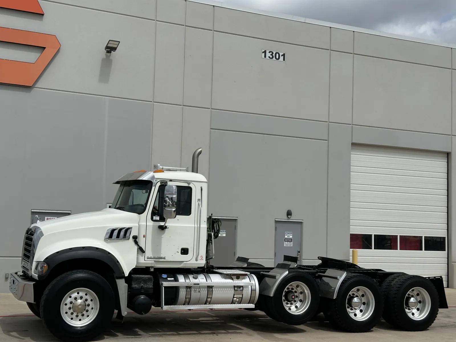 2013 Mack Granite in Hutchins, TX — photo 2