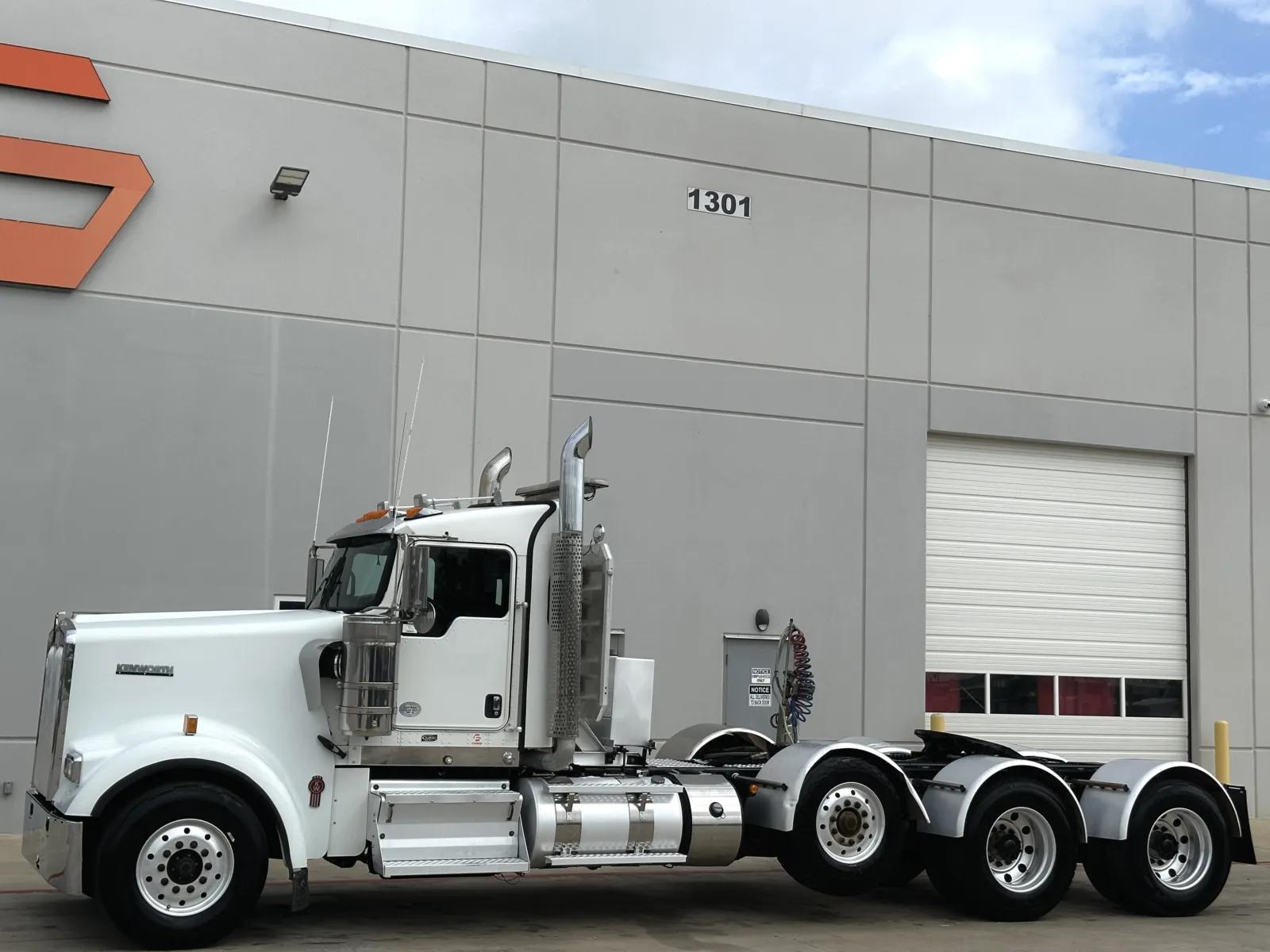 2017 Kenworth W900 in Hutchins, TX — photo 2