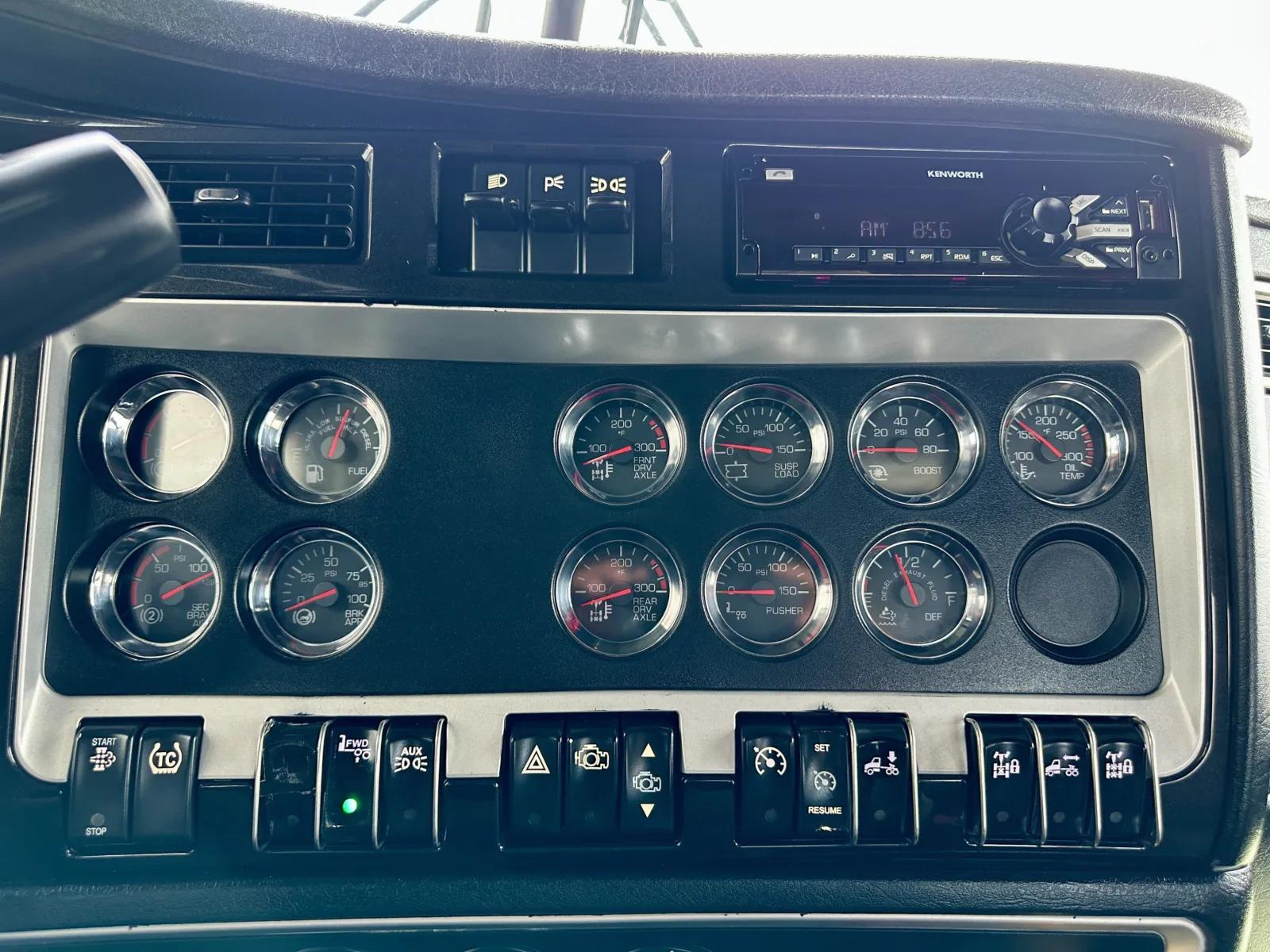 2017 Kenworth W900 in Hutchins, TX — photo 18