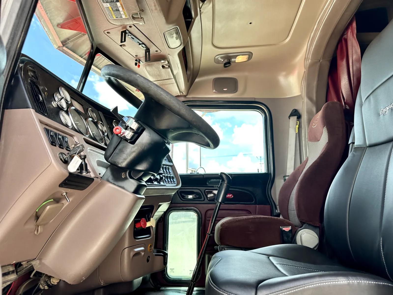 2013 Peterbilt 388 in Hutchins, TX — photo 14