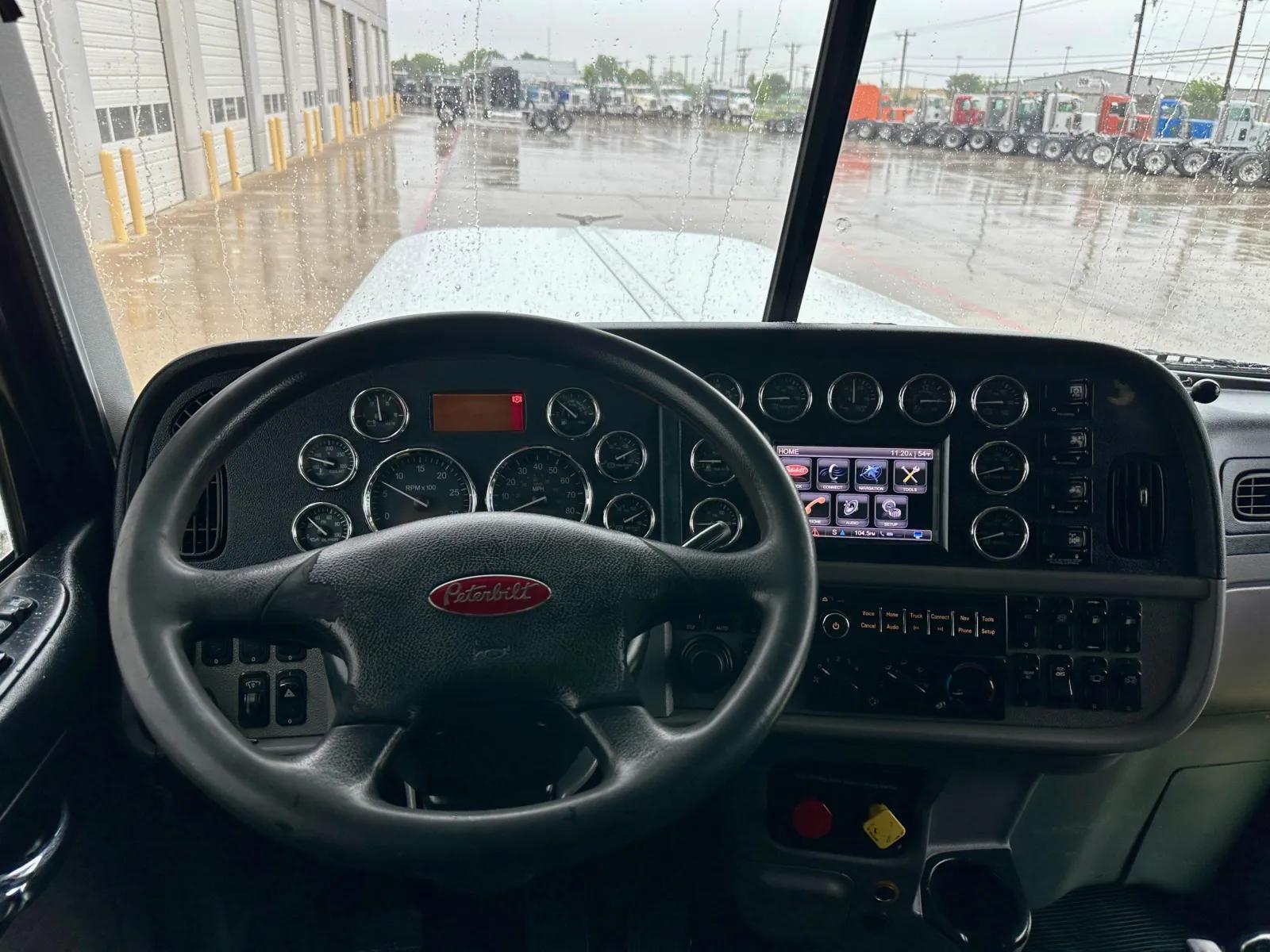 2016 Peterbilt 389 in Hutchins, TX — photo 15