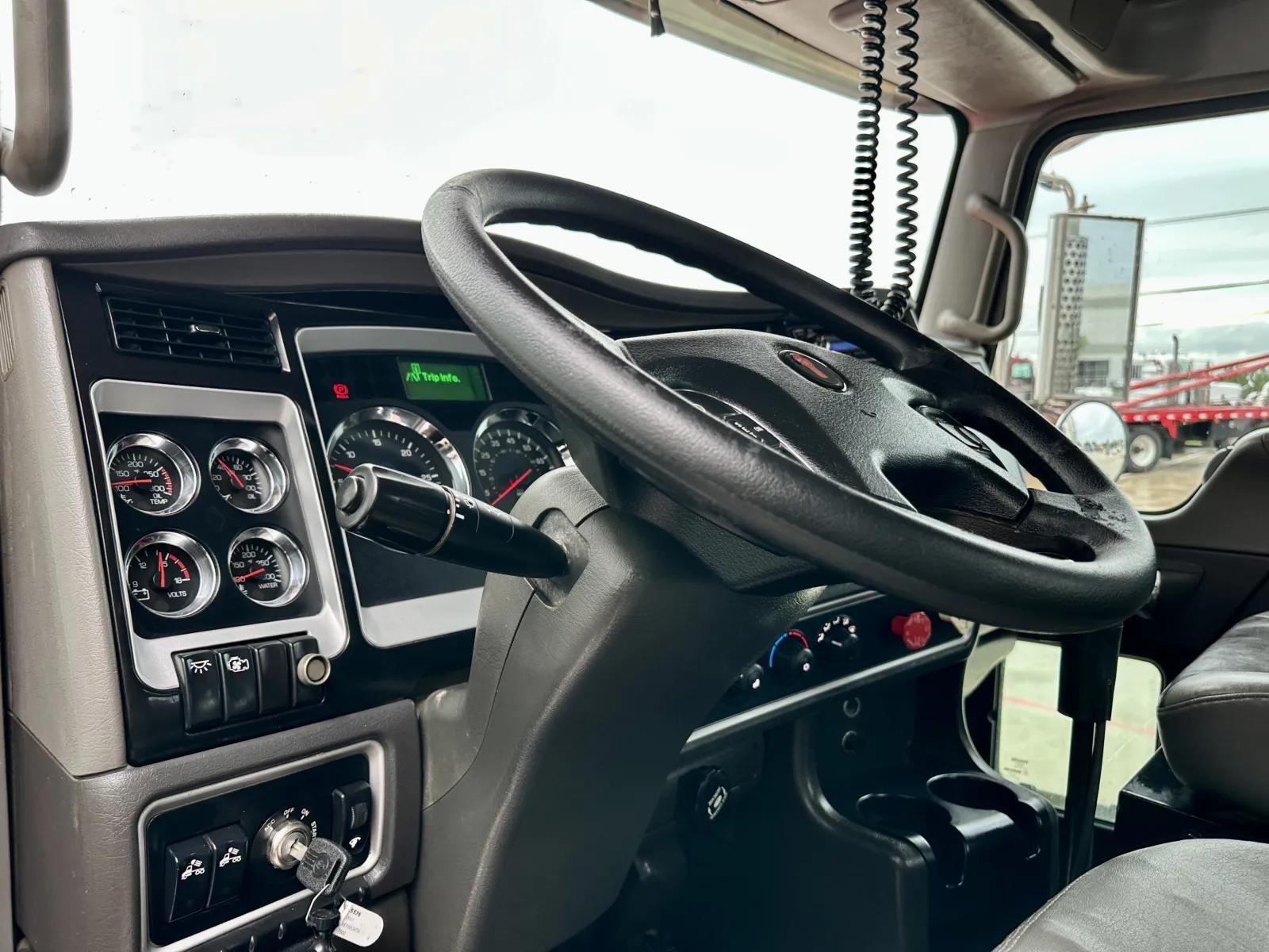 2011 Kenworth T800 in Hutchins, TX — photo 15