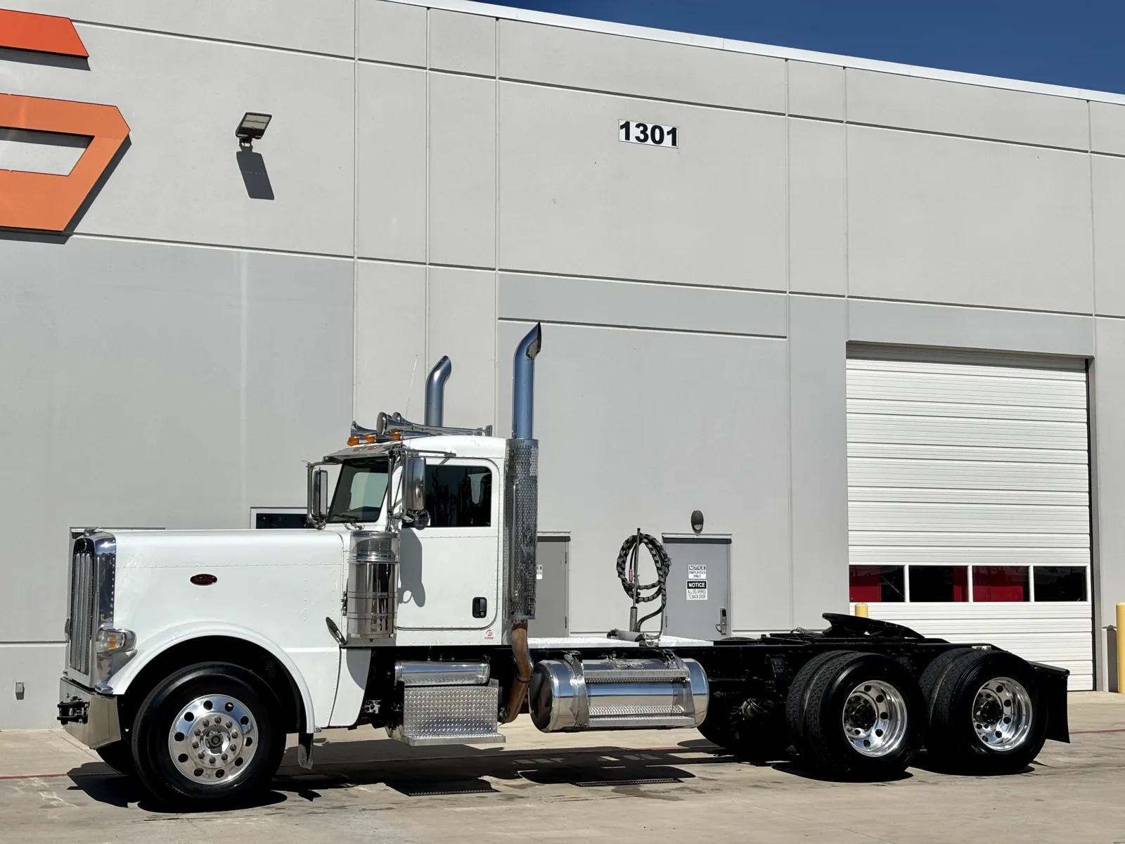 2020 Peterbilt 389 in Hutchins, TX — photo 2