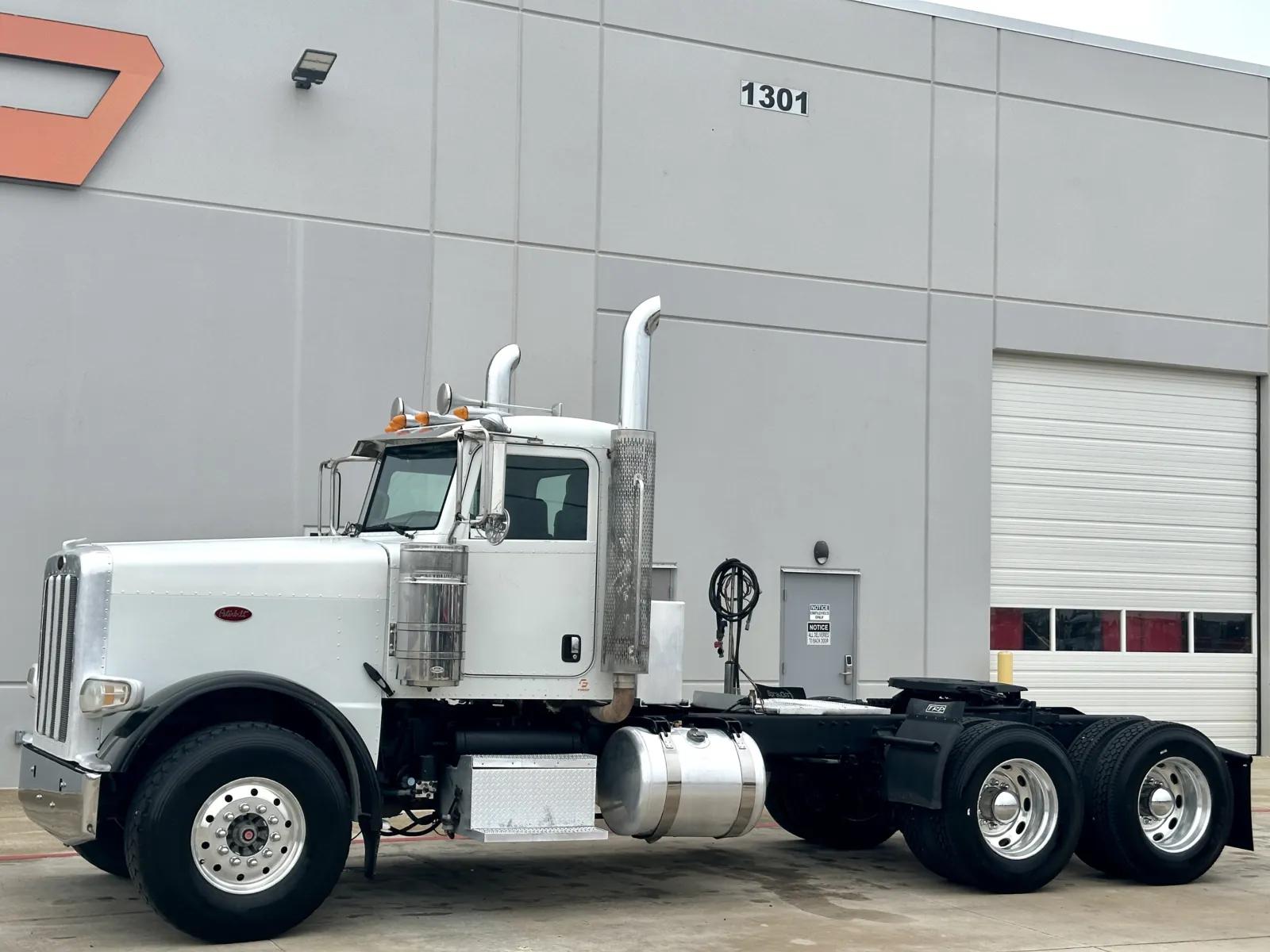 2013 Peterbilt 388 in Hutchins, TX — photo 2