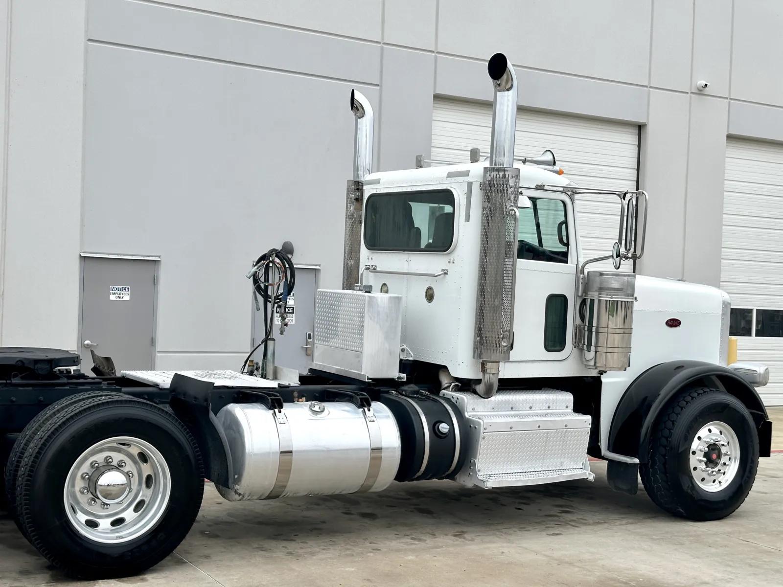 2013 Peterbilt 388 in Hutchins, TX — photo 7
