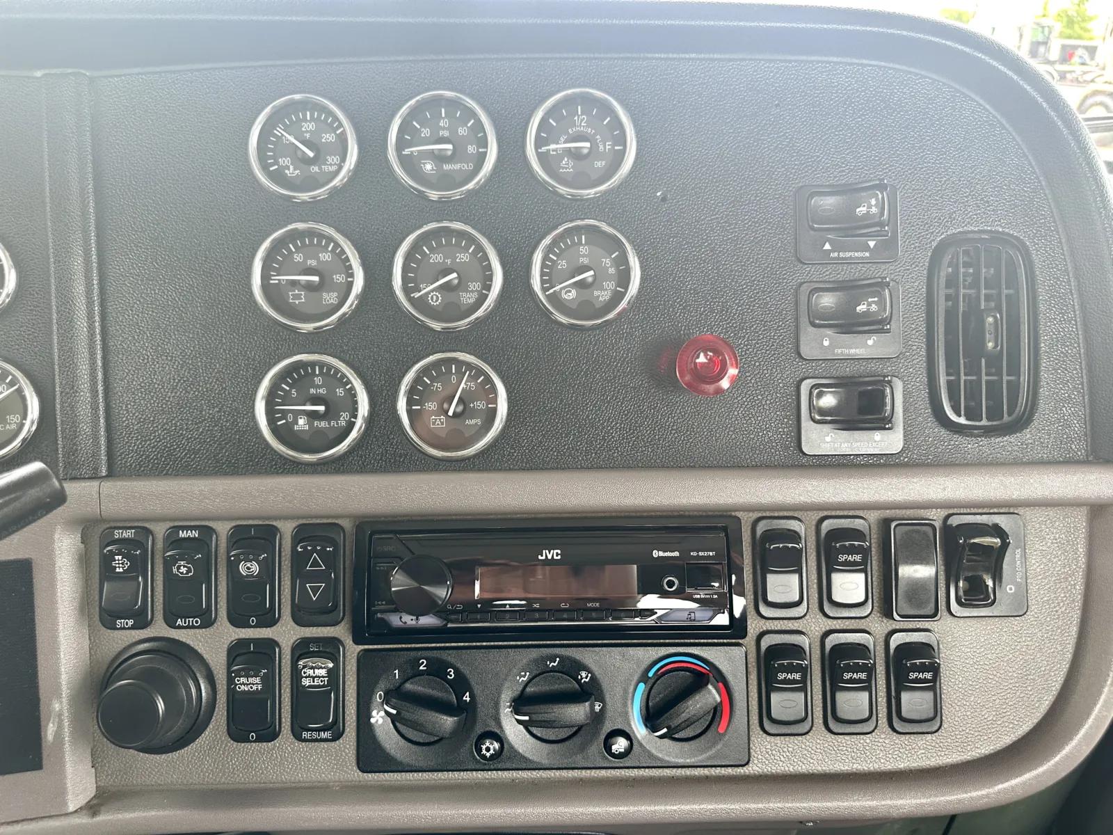 2013 Peterbilt 388 in Hutchins, TX — photo 18