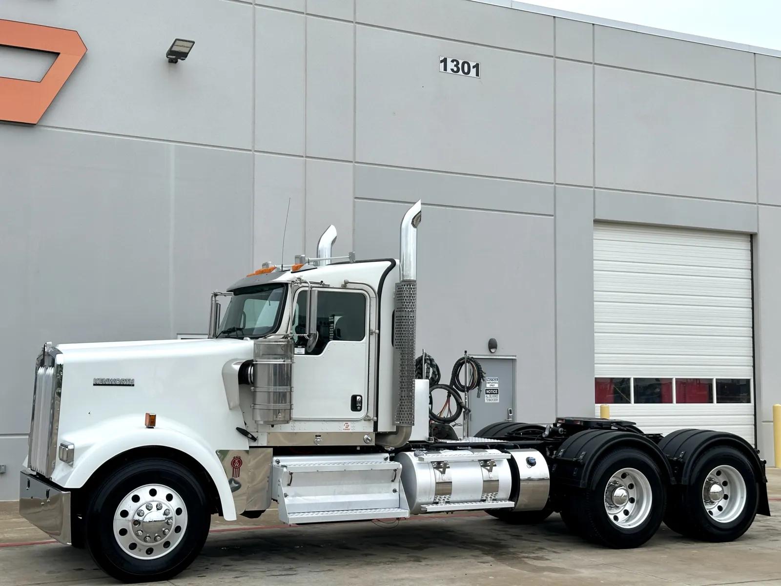 2023 Kenworth W900 in Hutchins, TX — photo 2