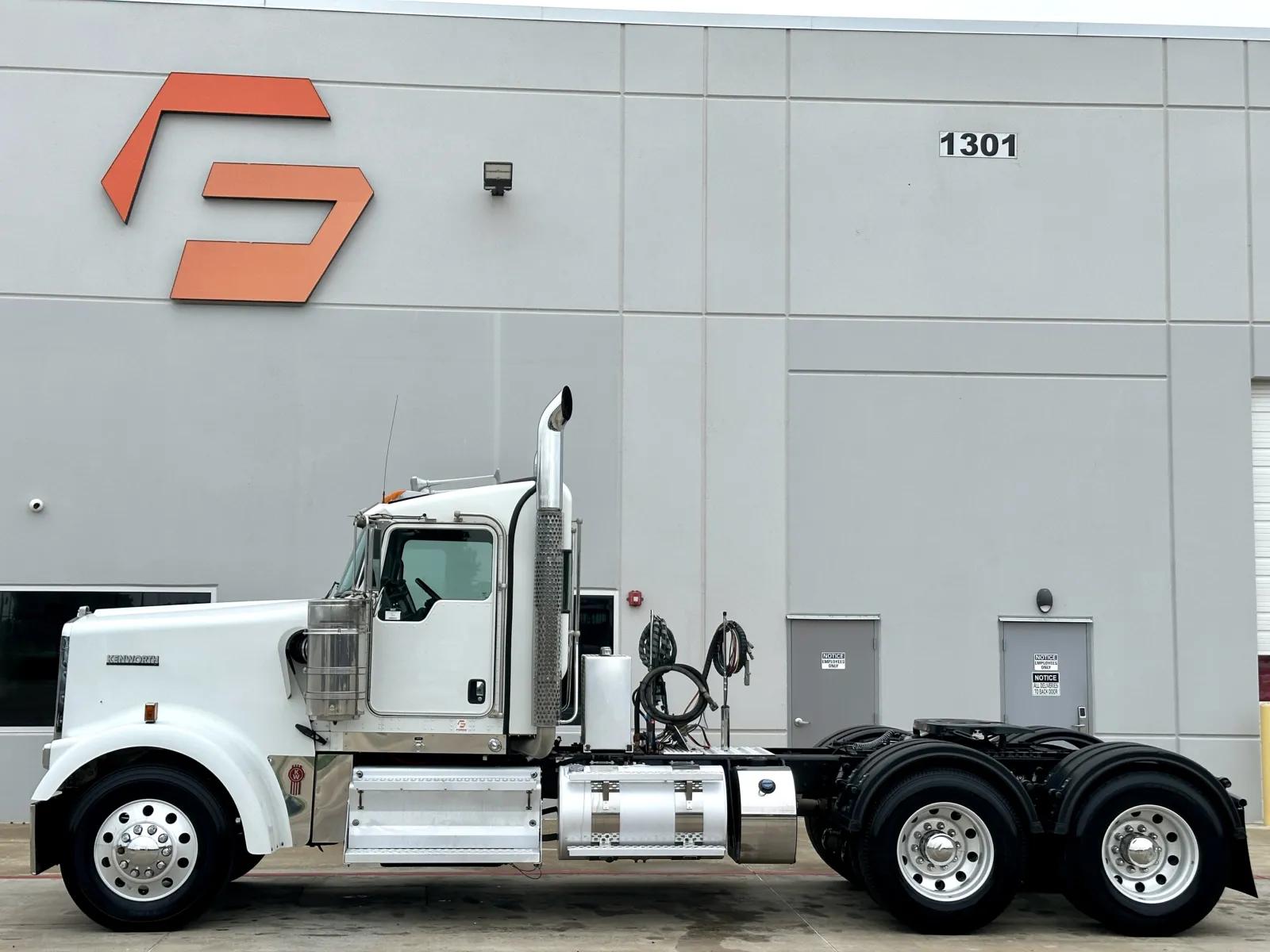 2023 Kenworth W900 in Hutchins, TX — photo 4