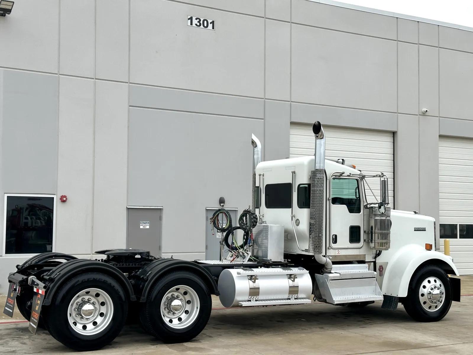 2023 Kenworth W900 in Hutchins, TX — photo 5