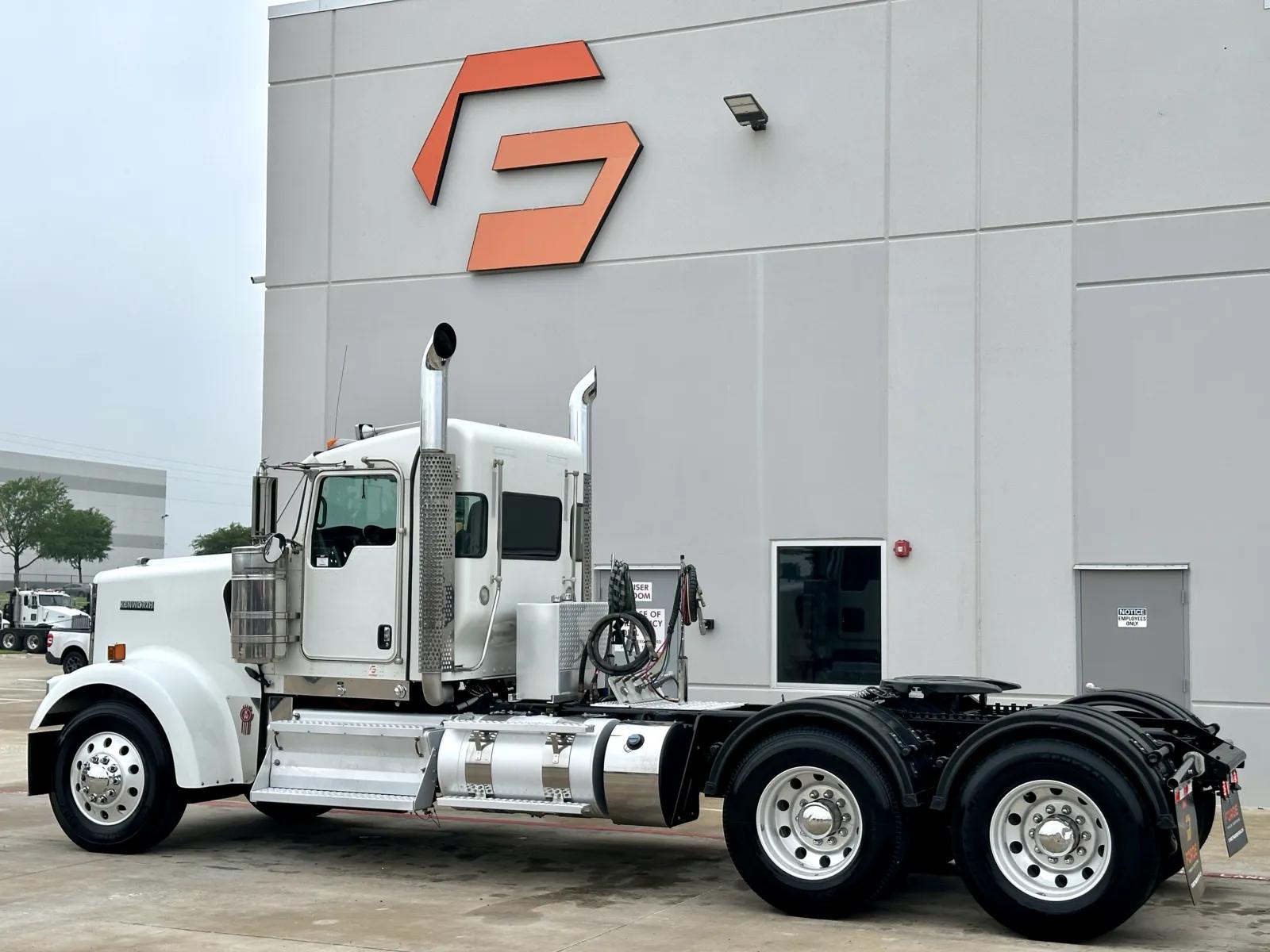 2023 Kenworth W900 in Hutchins, TX — photo 6