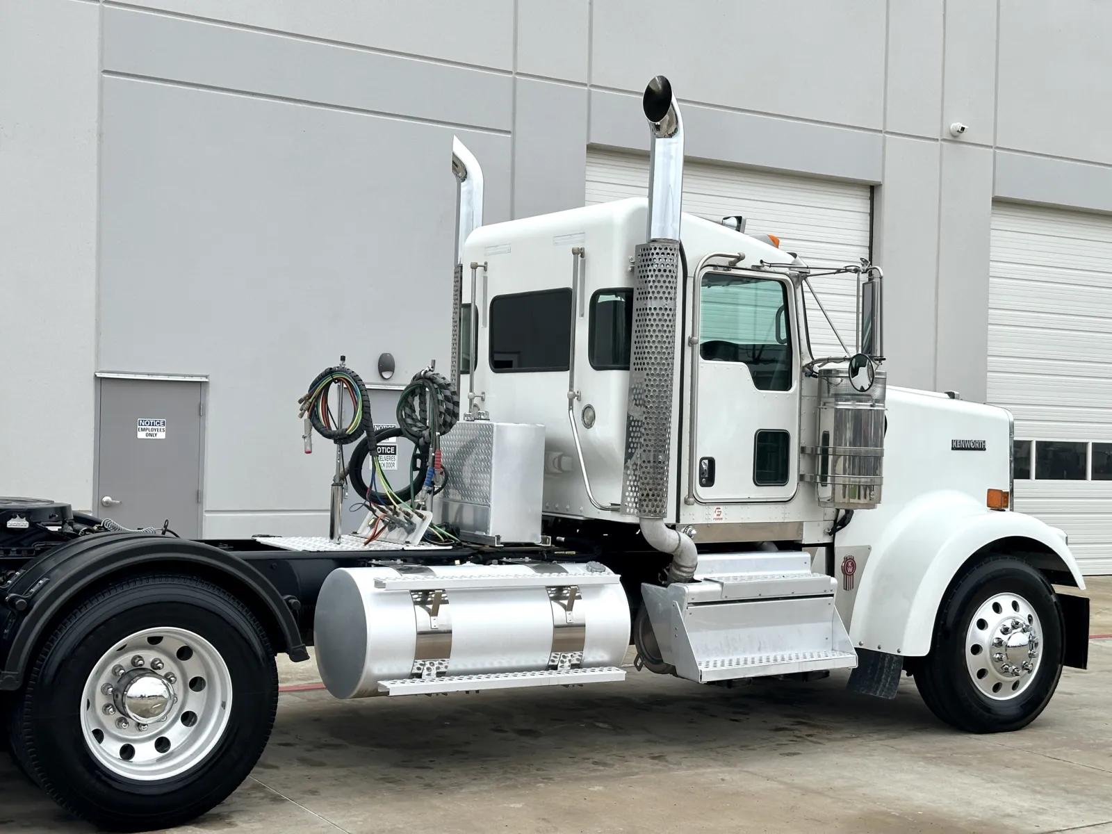 2023 Kenworth W900 in Hutchins, TX — photo 7