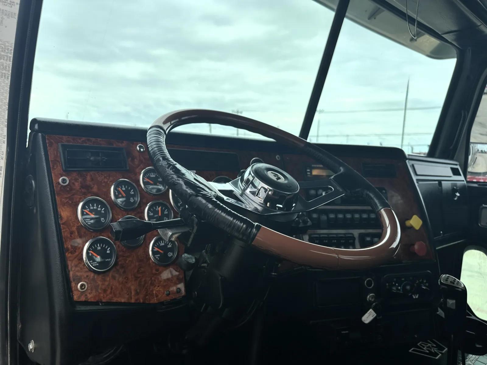2012 Western Star 4900 in Hutchins, TX — photo 15