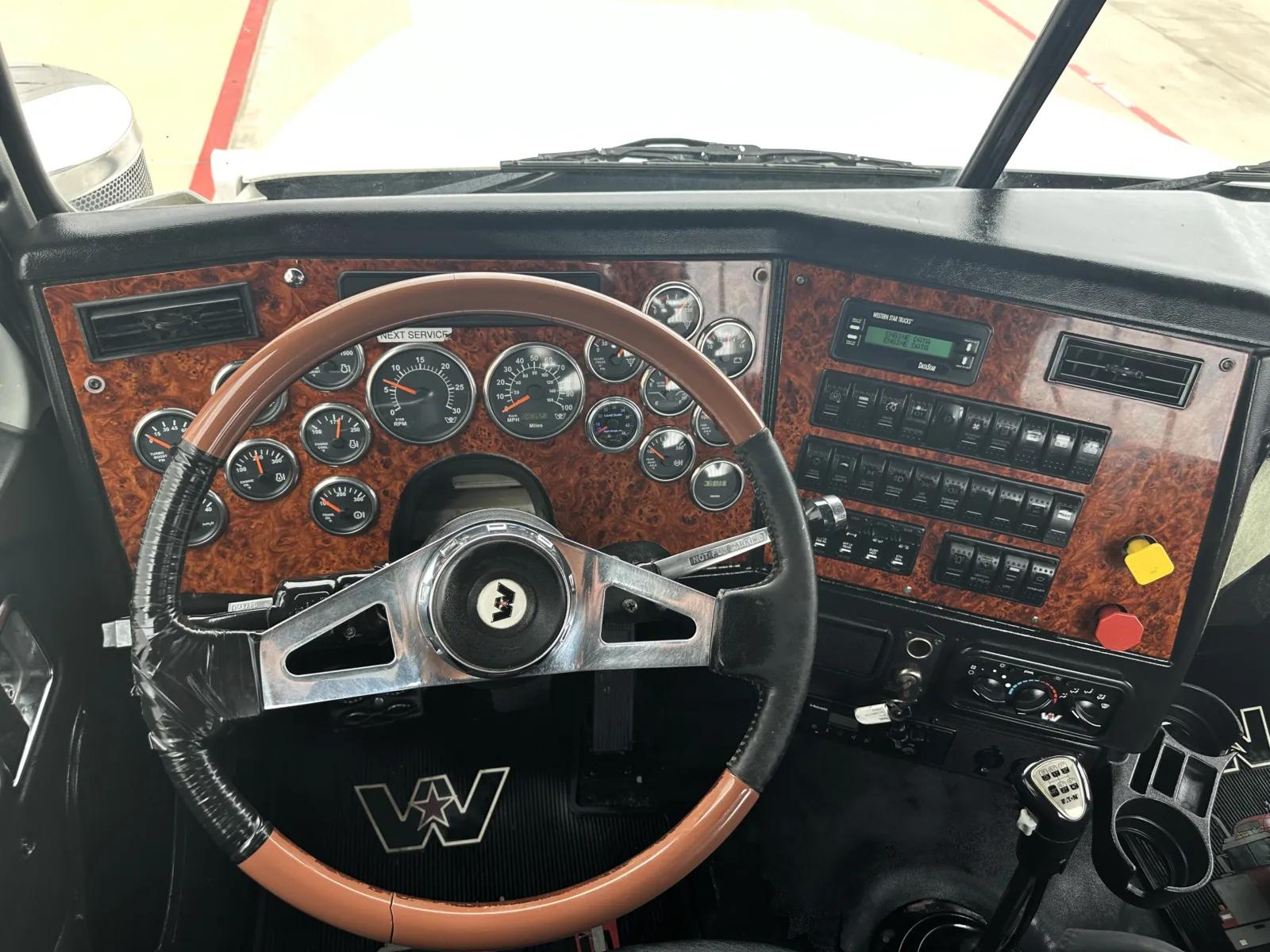 2012 Western Star 4900 in Hutchins, TX — photo 16