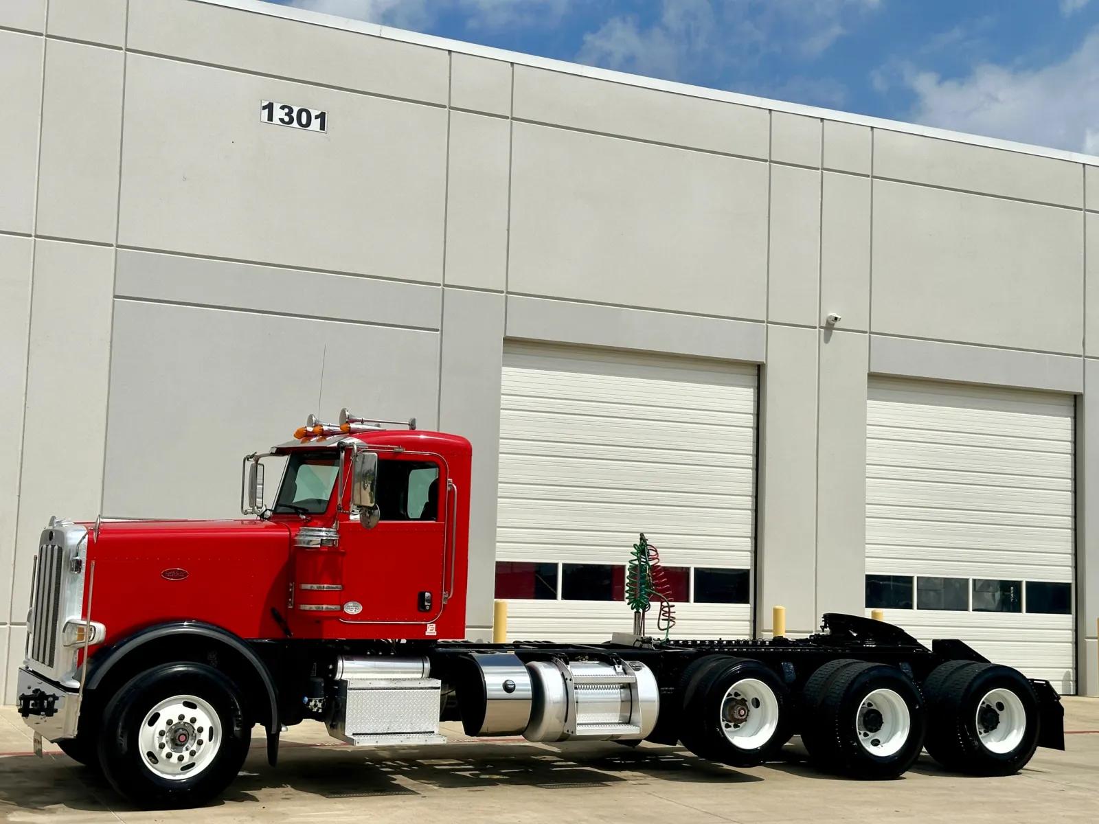 2017 Peterbilt 389 in Hutchins, TX — photo 2
