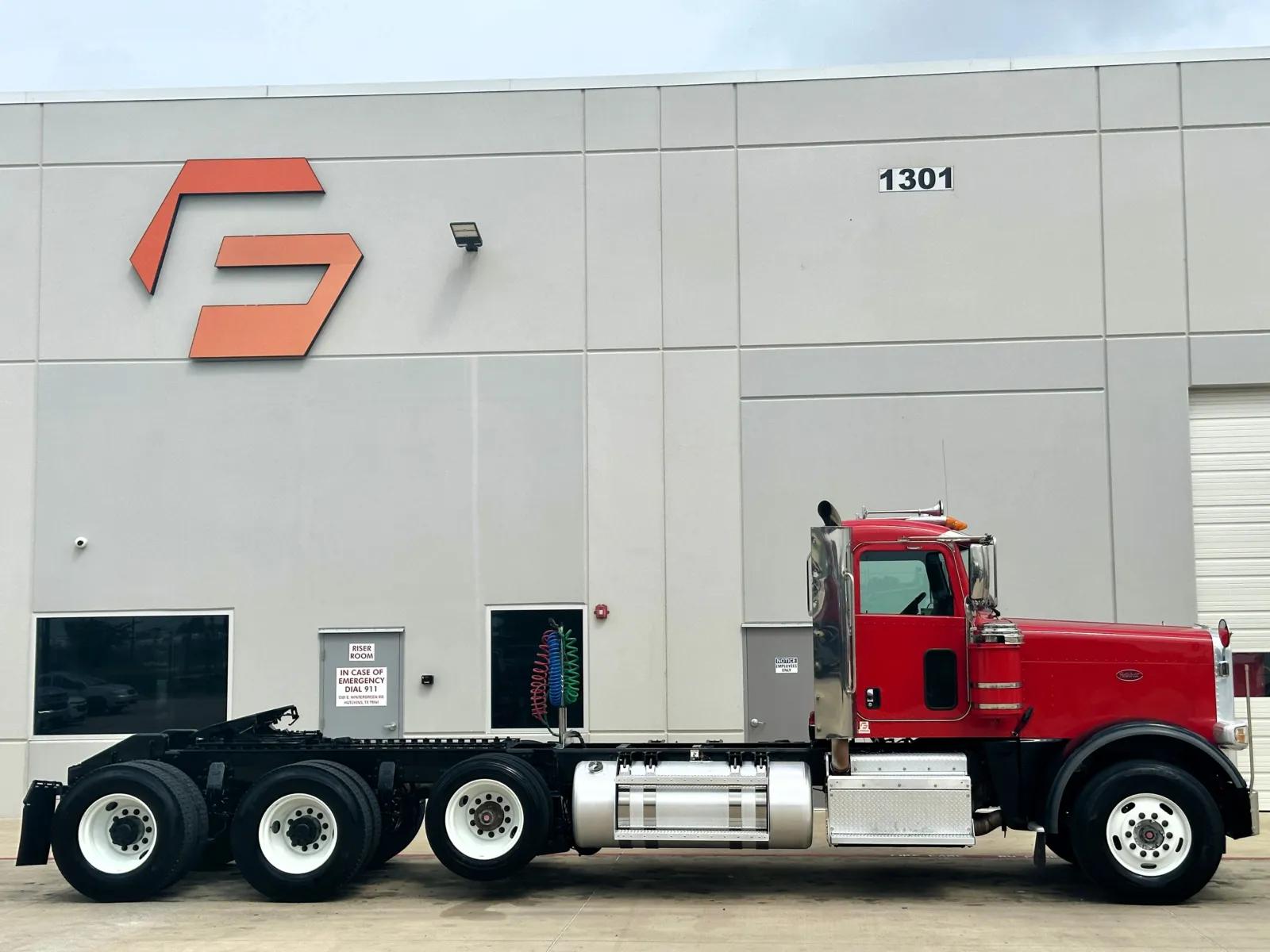 2017 Peterbilt 389 in Hutchins, TX — photo 3