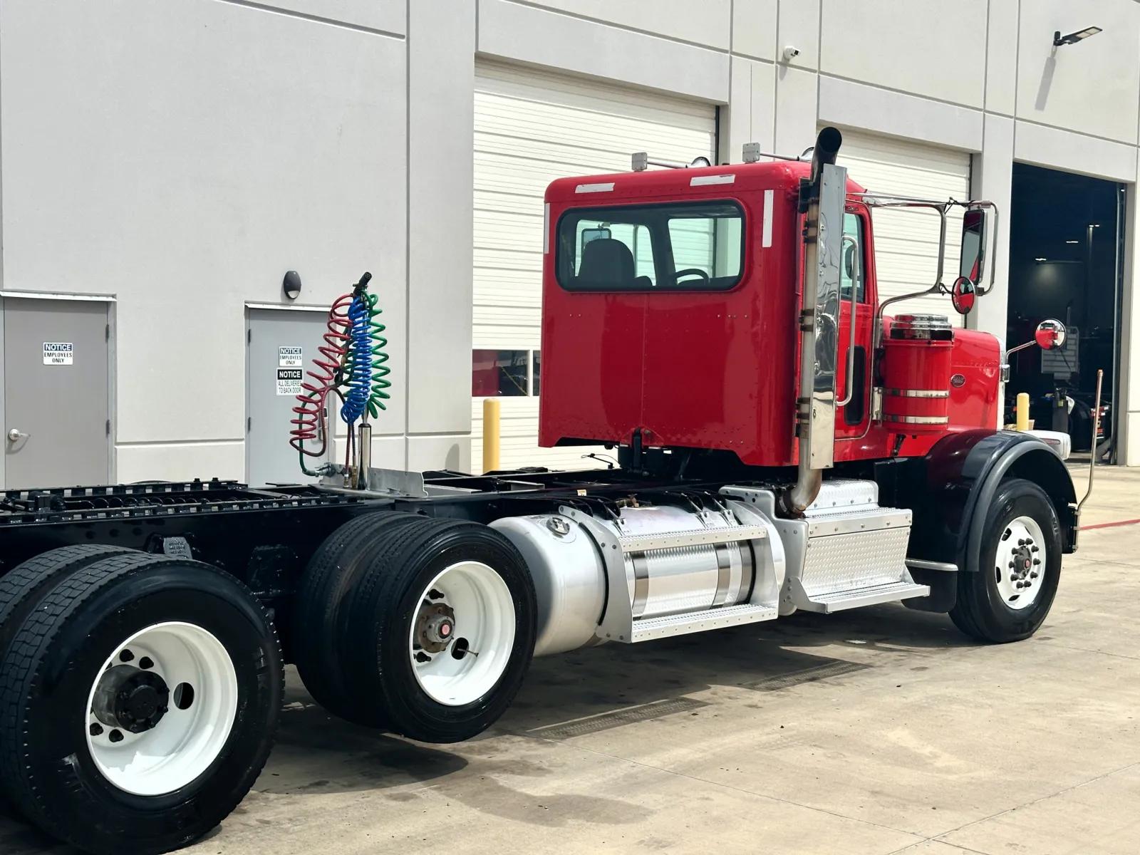 2017 Peterbilt 389 in Hutchins, TX — photo 7