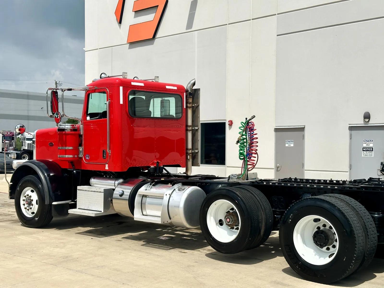 2017 Peterbilt 389 in Hutchins, TX — photo 8