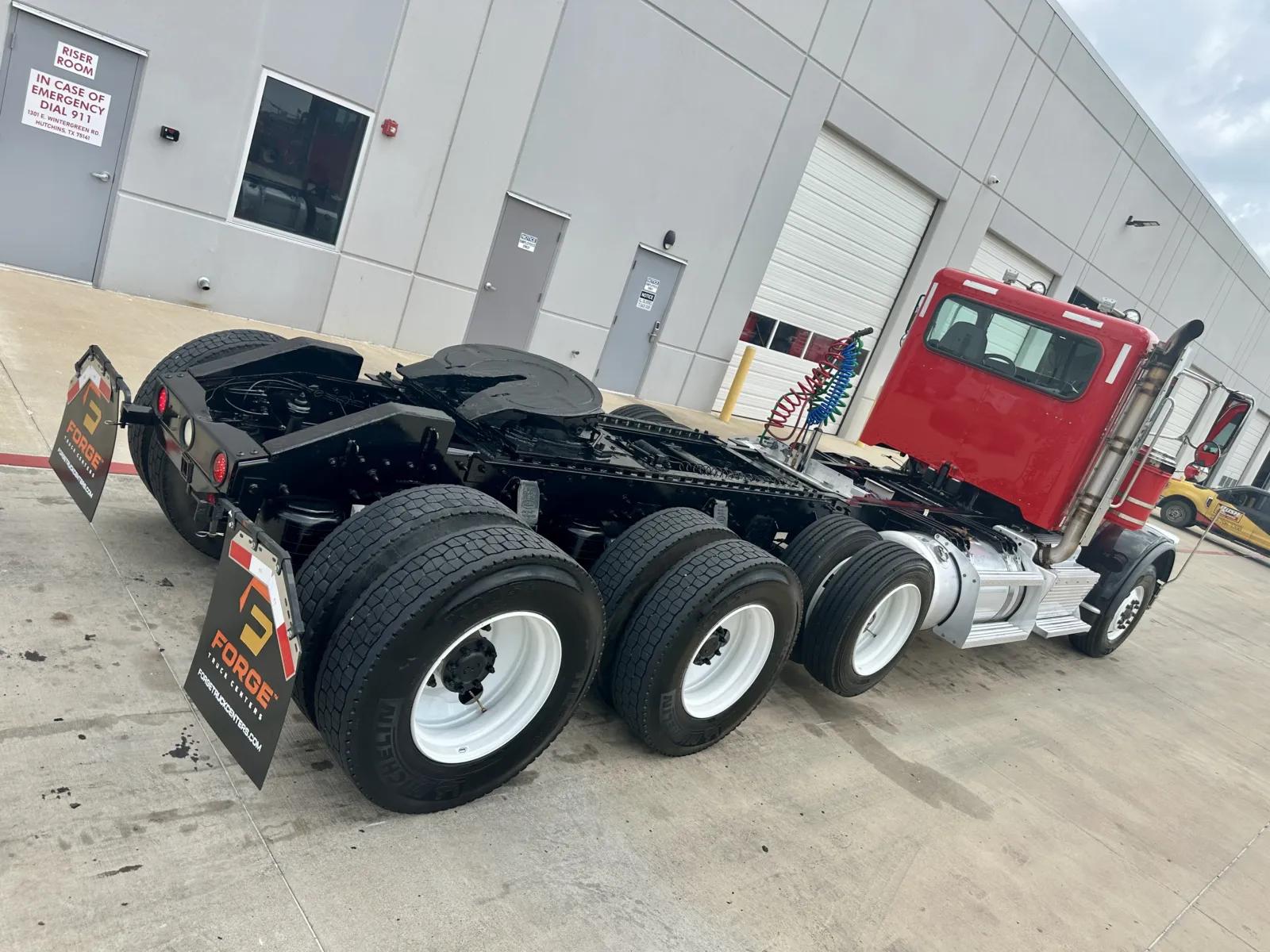 2017 Peterbilt 389 in Hutchins, TX — photo 11