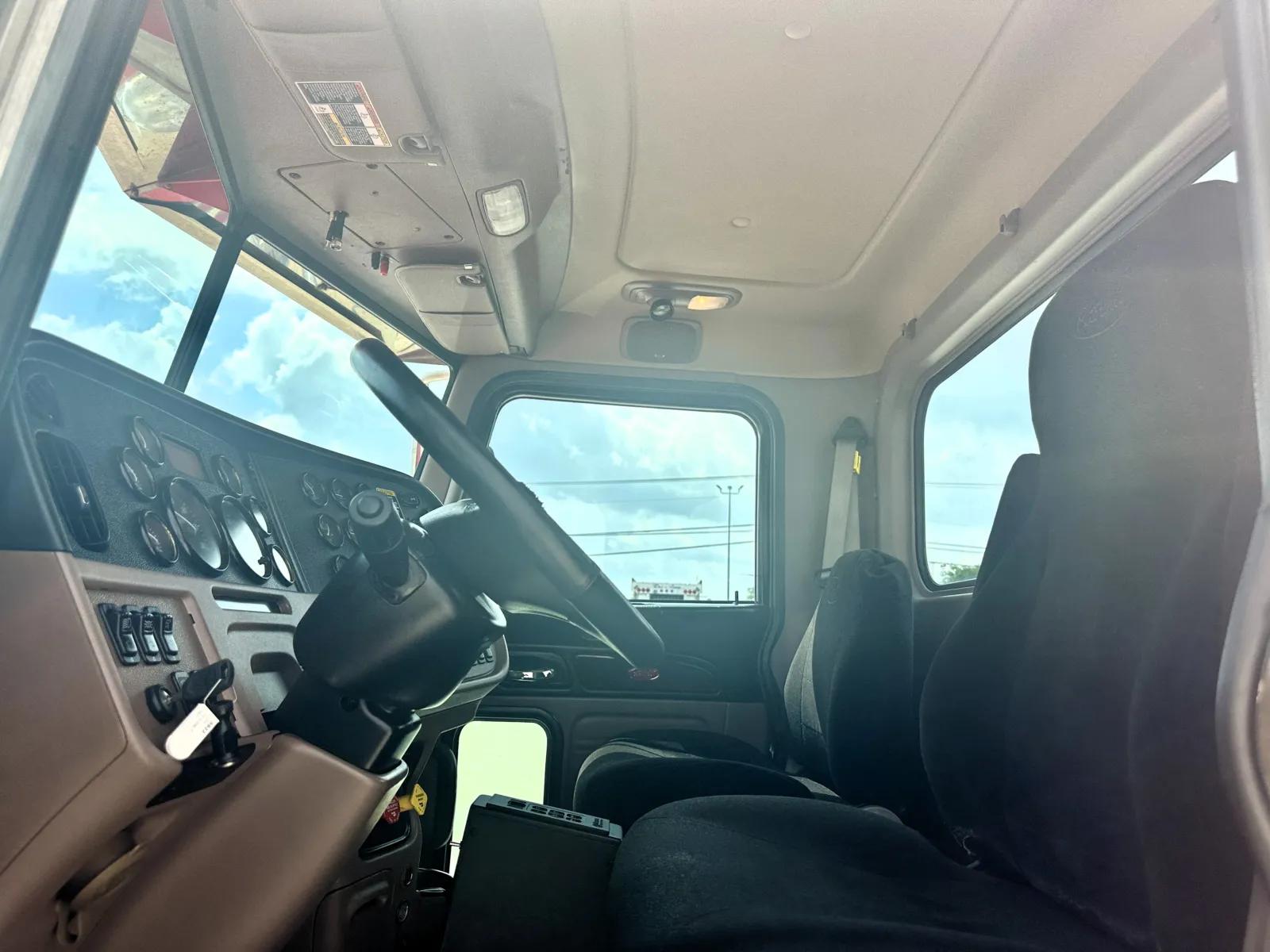 2017 Peterbilt 389 in Hutchins, TX — photo 14