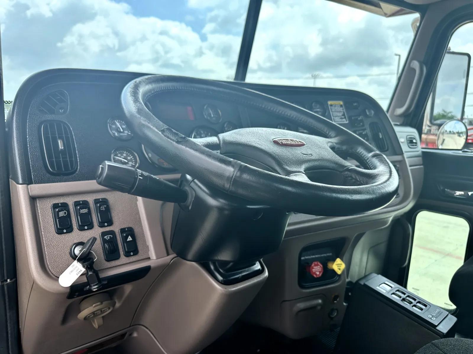 2017 Peterbilt 389 in Hutchins, TX — photo 15