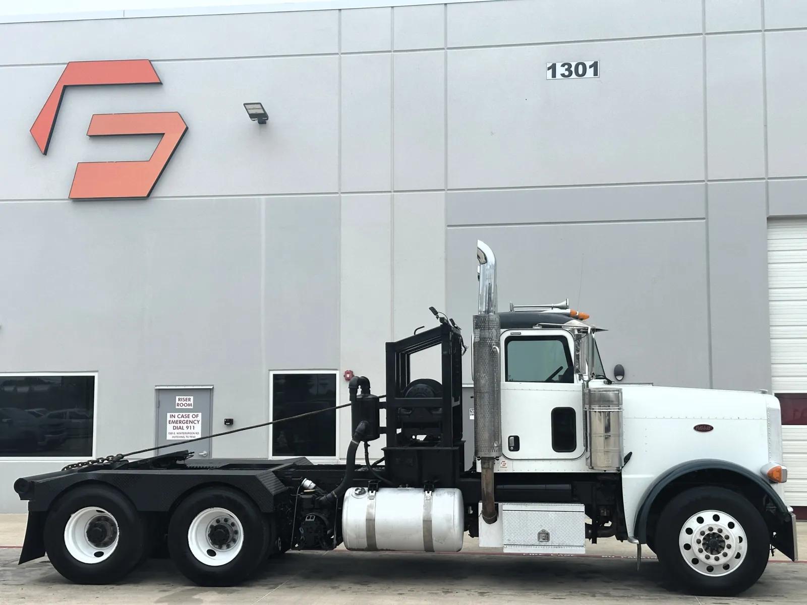 2008 Peterbilt 388 in Hutchins, TX — photo 3