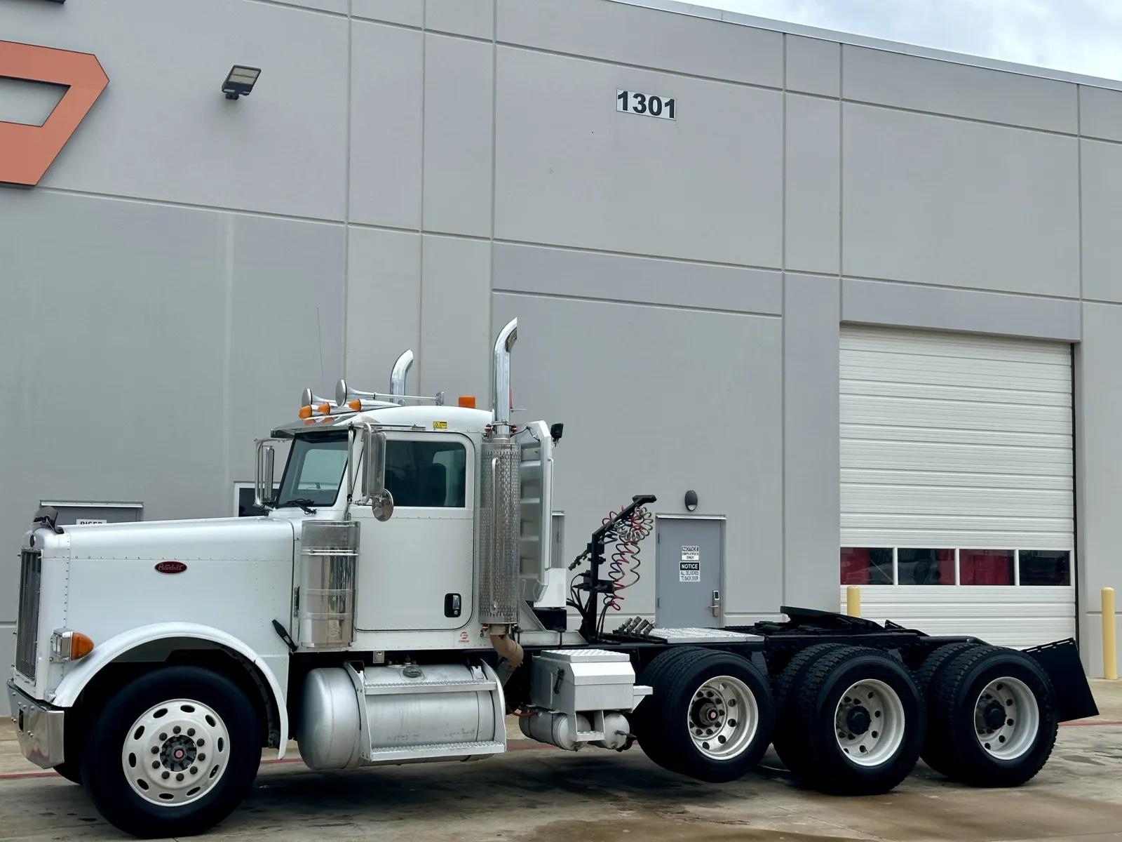 2005 Peterbilt 379 in Hutchins, TX — photo 2
