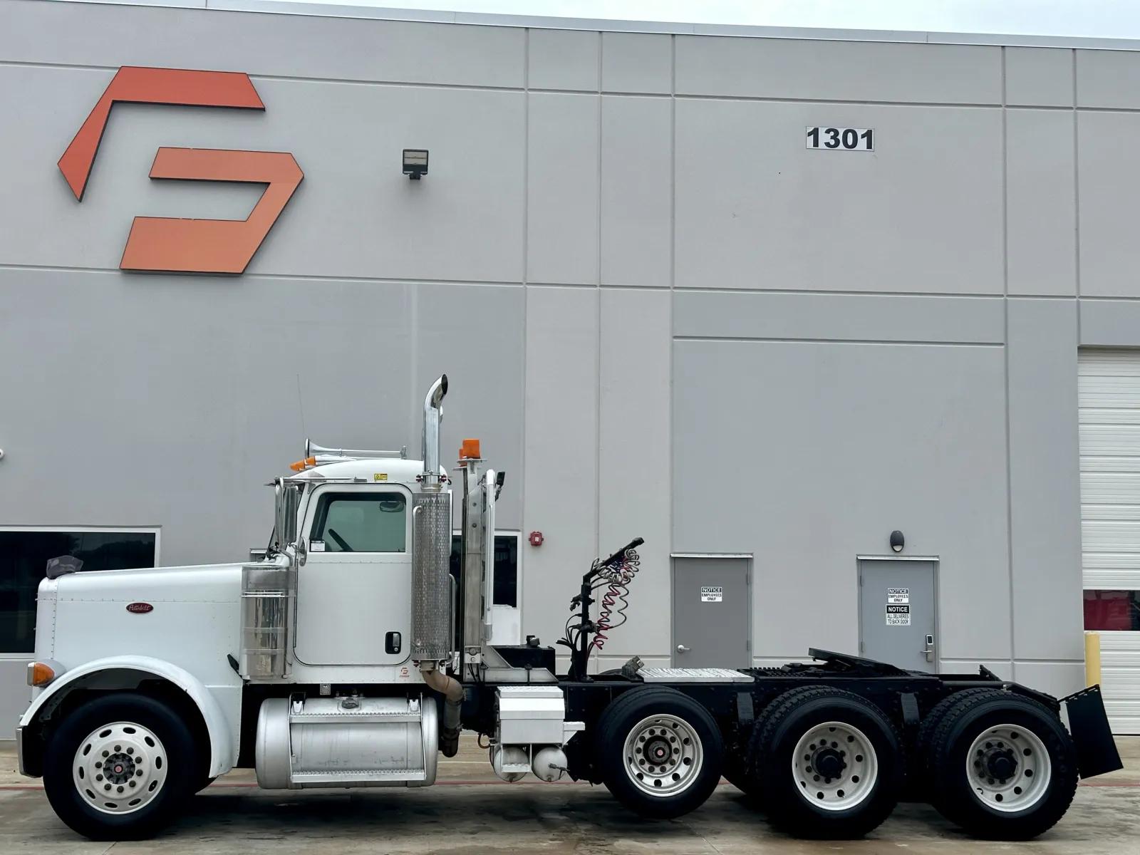2005 Peterbilt 379 in Hutchins, TX — photo 4
