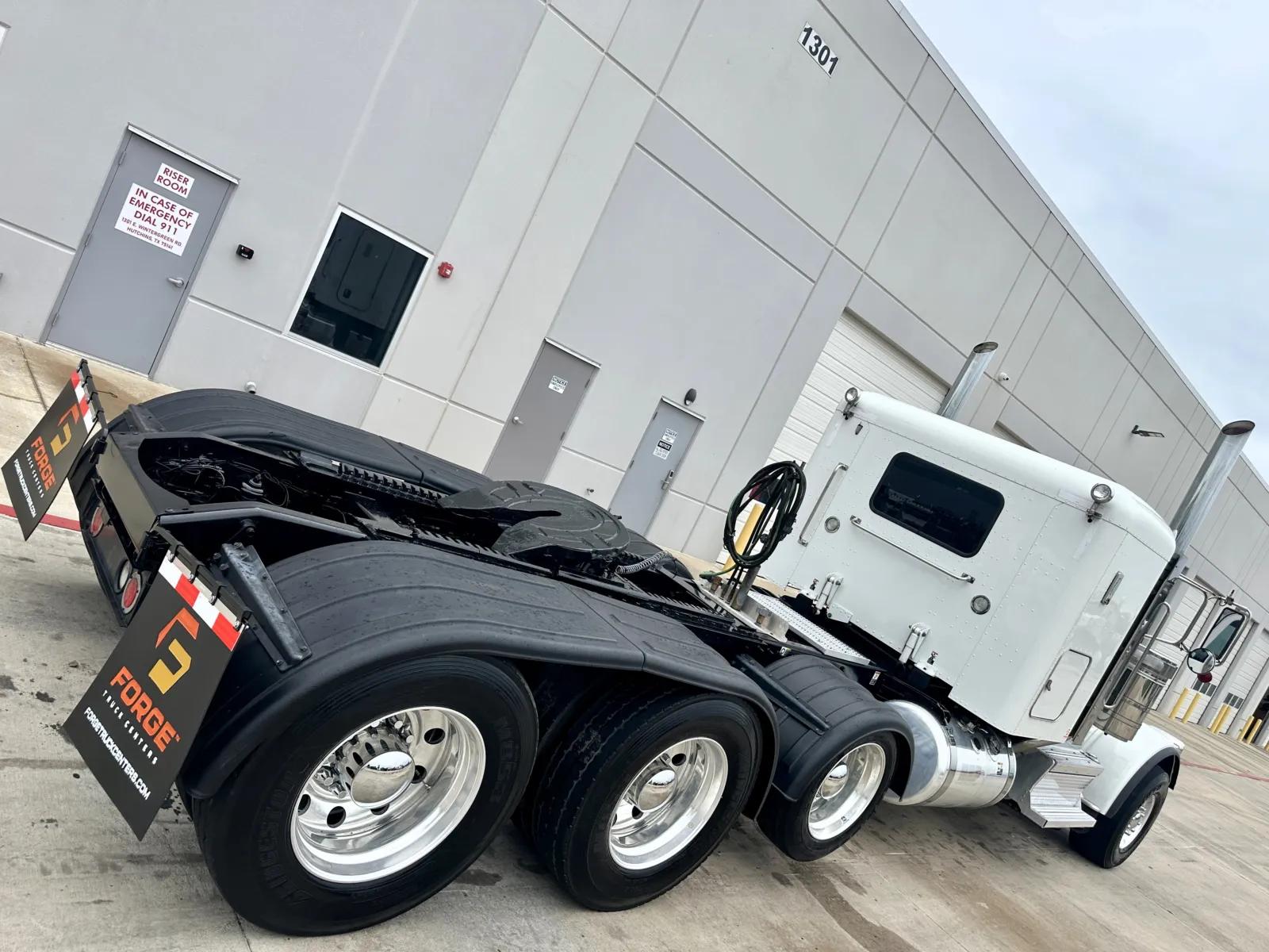 2019 Peterbilt 389 in Hutchins, TX — photo 11