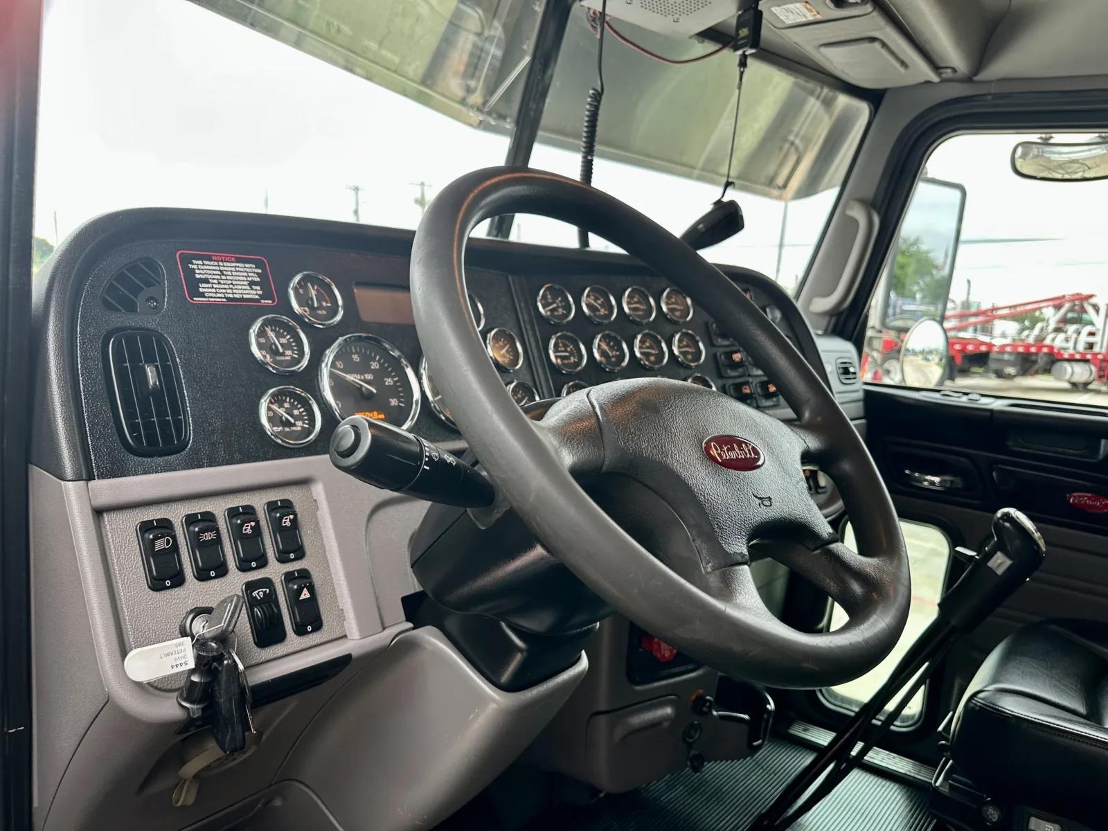 2019 Peterbilt 389 in Hutchins, TX — photo 15