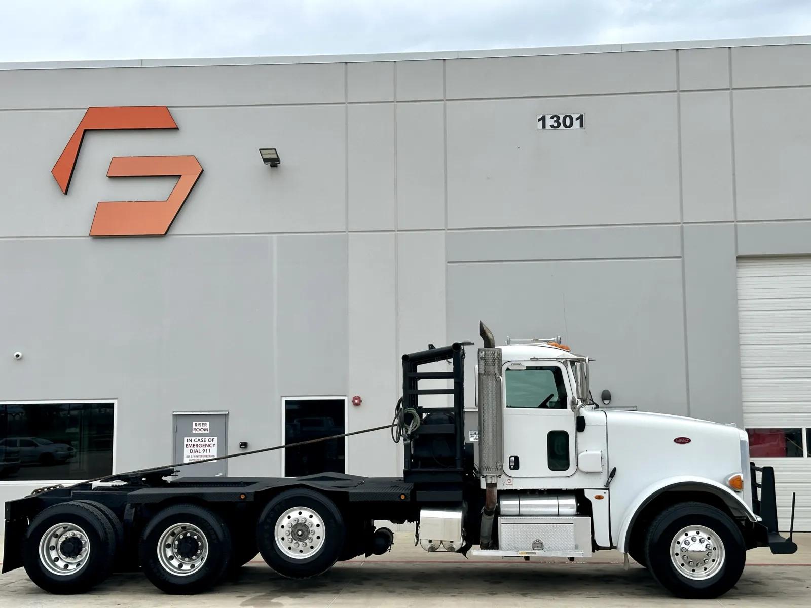 2010 Peterbilt 367 in Hutchins, TX — photo 3