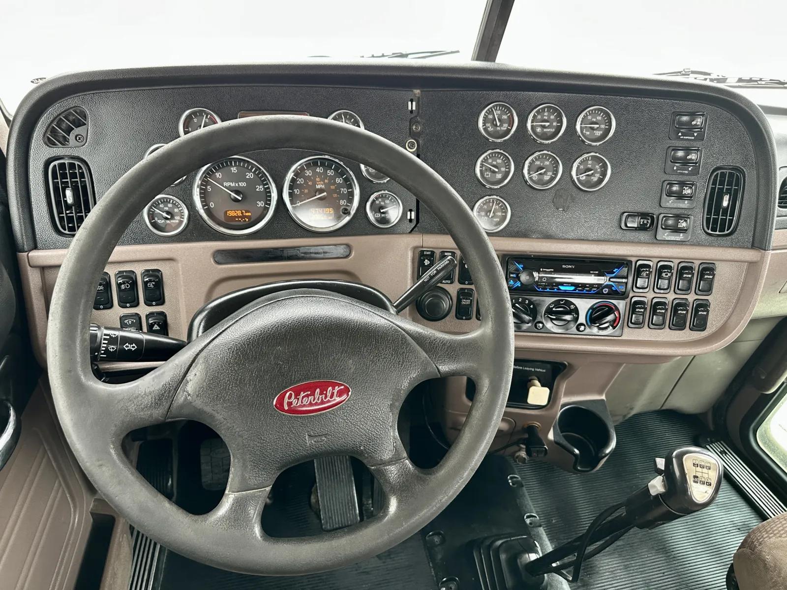 2010 Peterbilt 367 in Hutchins, TX — photo 16
