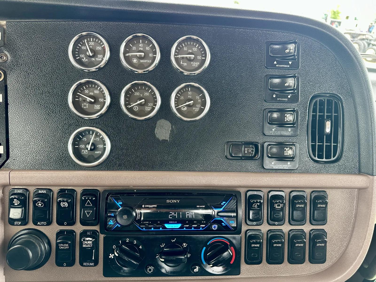 2010 Peterbilt 367 in Hutchins, TX — photo 18