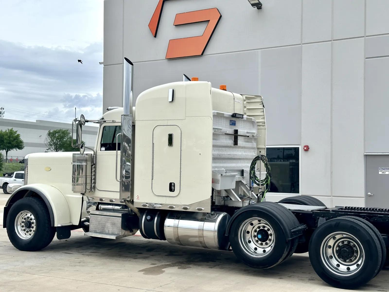 2018 Peterbilt 389 in Hutchins, TX — photo 8