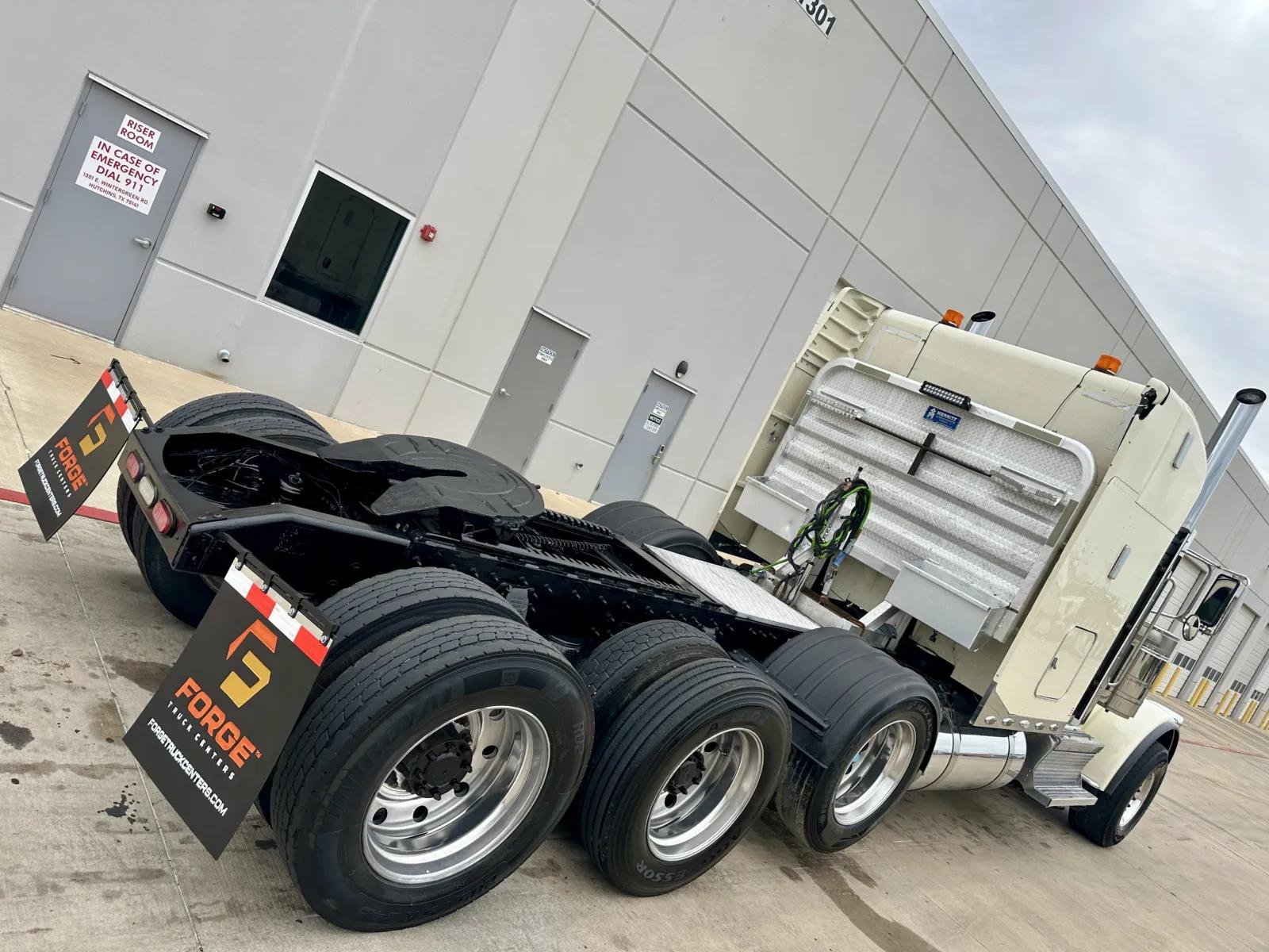 2018 Peterbilt 389 in Hutchins, TX — photo 11