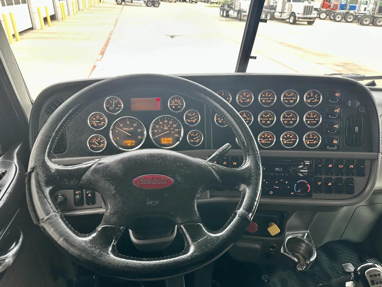2018 Peterbilt 389 in Hutchins, TX — photo 16