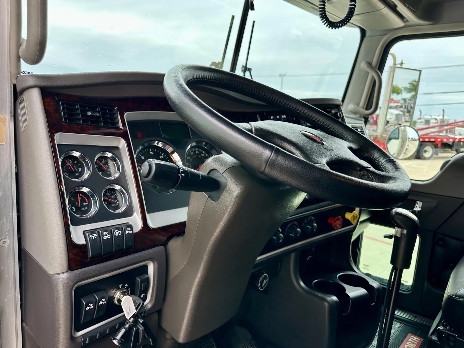 2022 Kenworth W900 in Hutchins, TX — photo 15