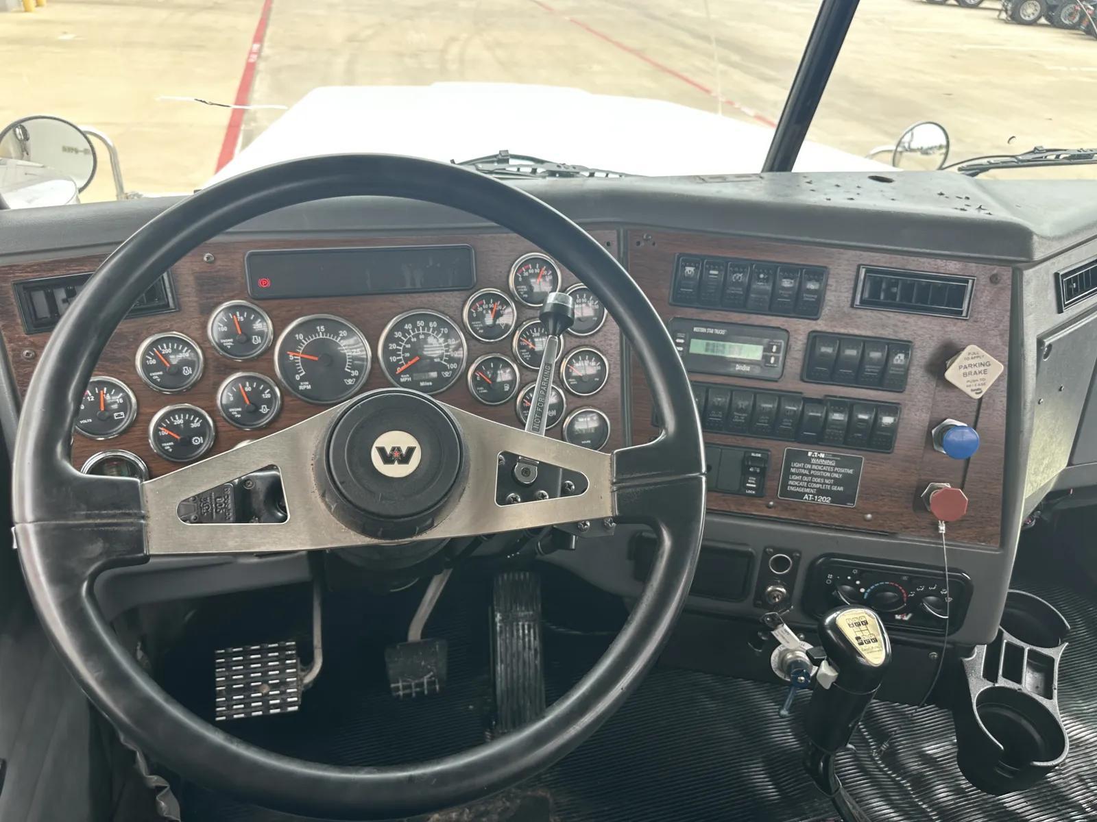 2007 Western Star 4900 in Hutchins, TX — photo 16