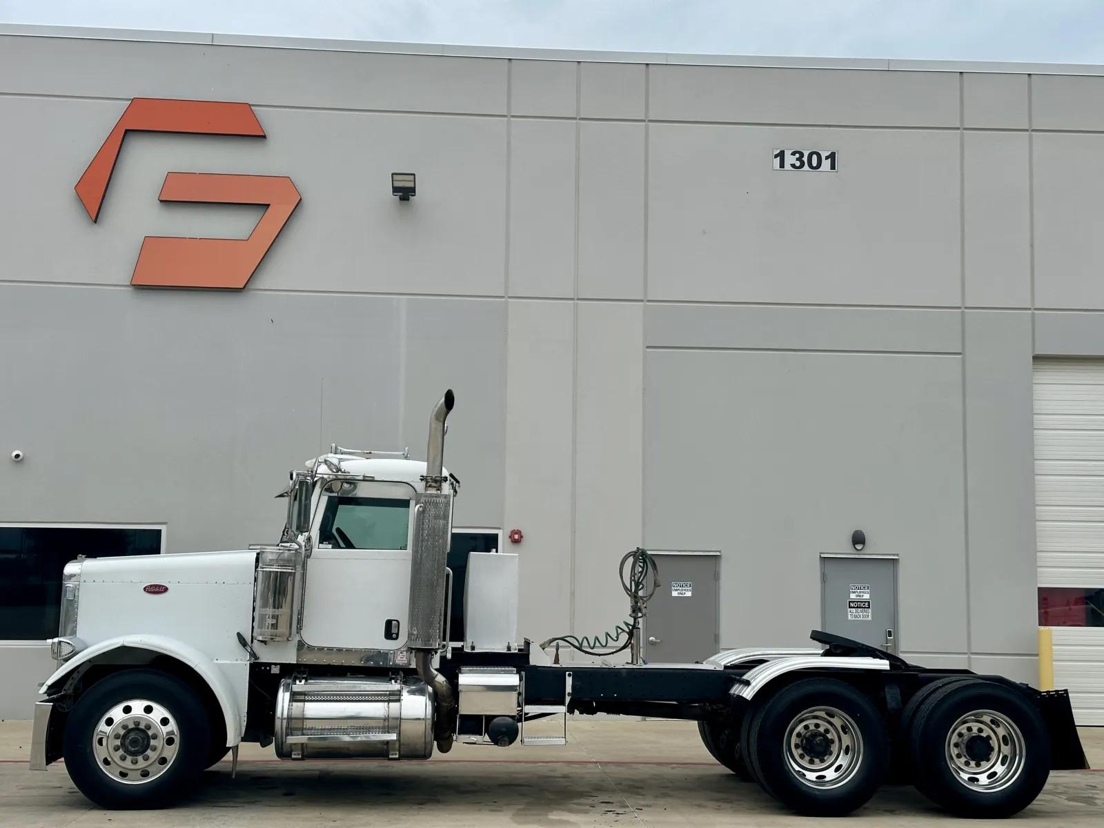 2007 Peterbilt 379 in Hutchins, TX — photo 4
