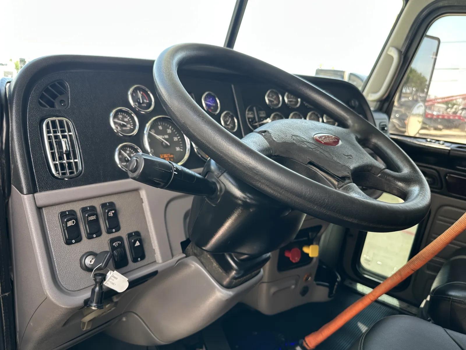 2019 Peterbilt 389 in Hutchins, TX — photo 15