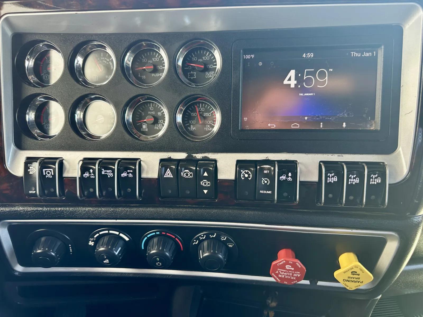 2016 Kenworth T800 in Hutchins, TX — photo 18