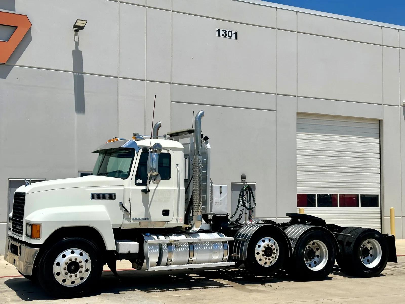 2017 Mack Pinnacle in Hutchins, TX — photo 2