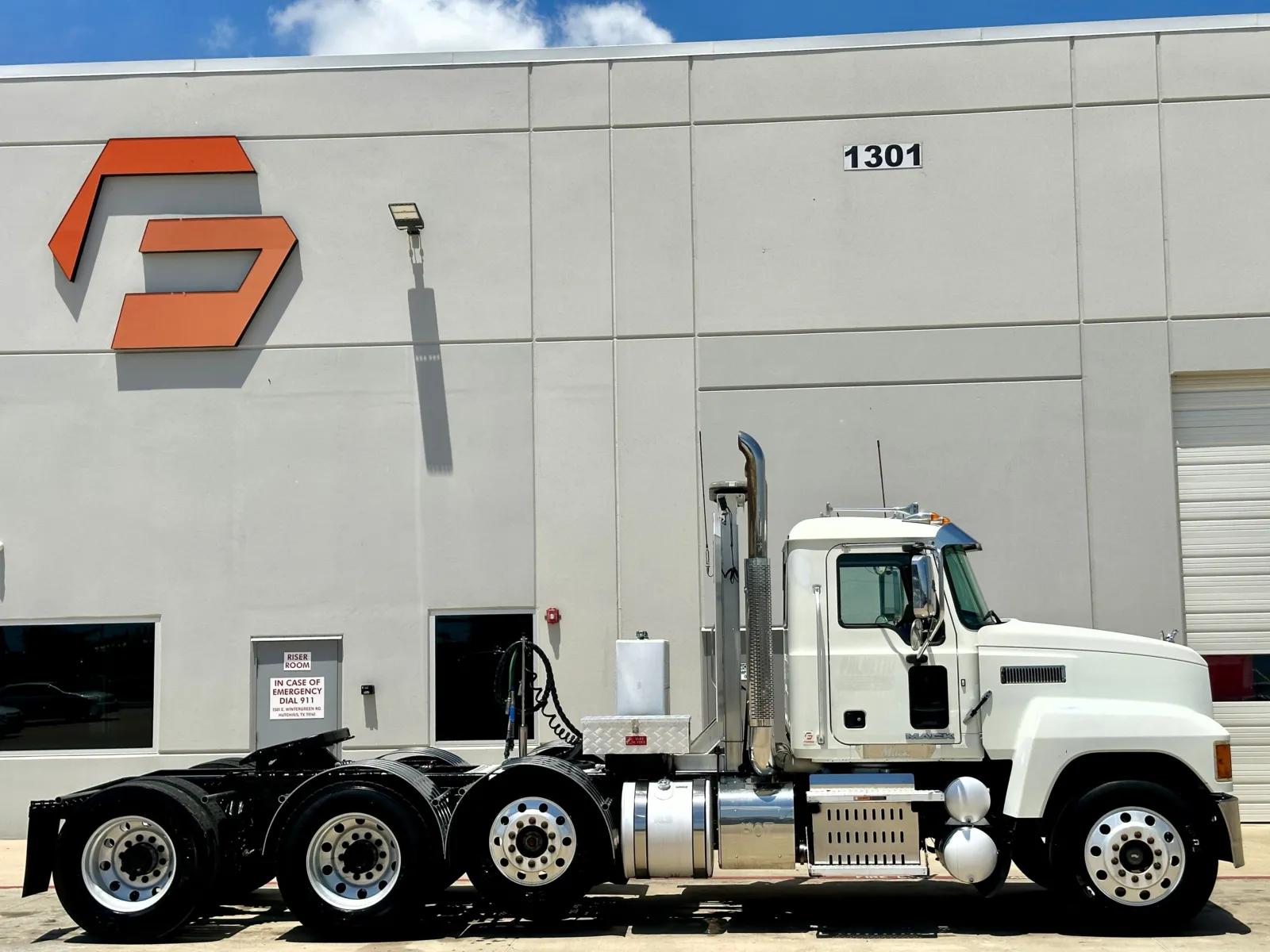 2017 Mack Pinnacle in Hutchins, TX — photo 3