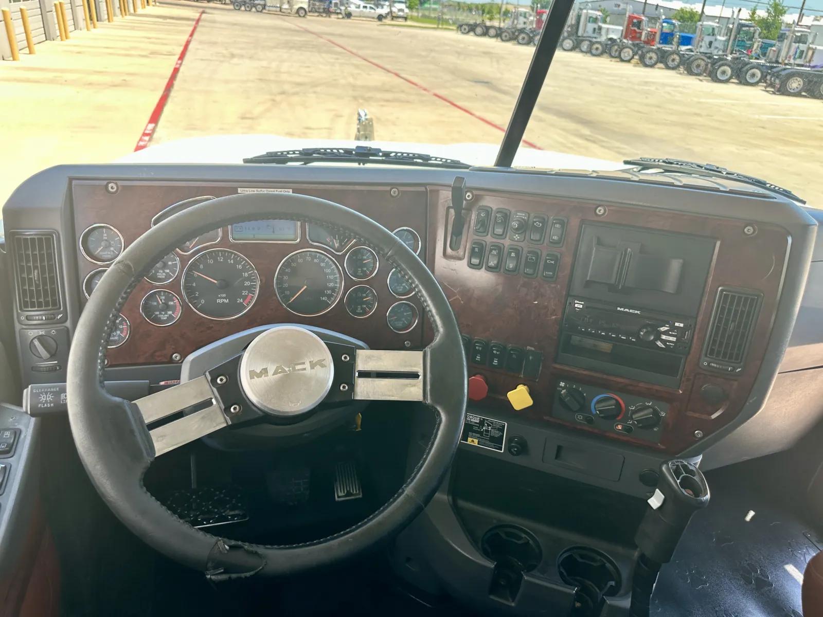 2017 Mack Pinnacle in Hutchins, TX — photo 16