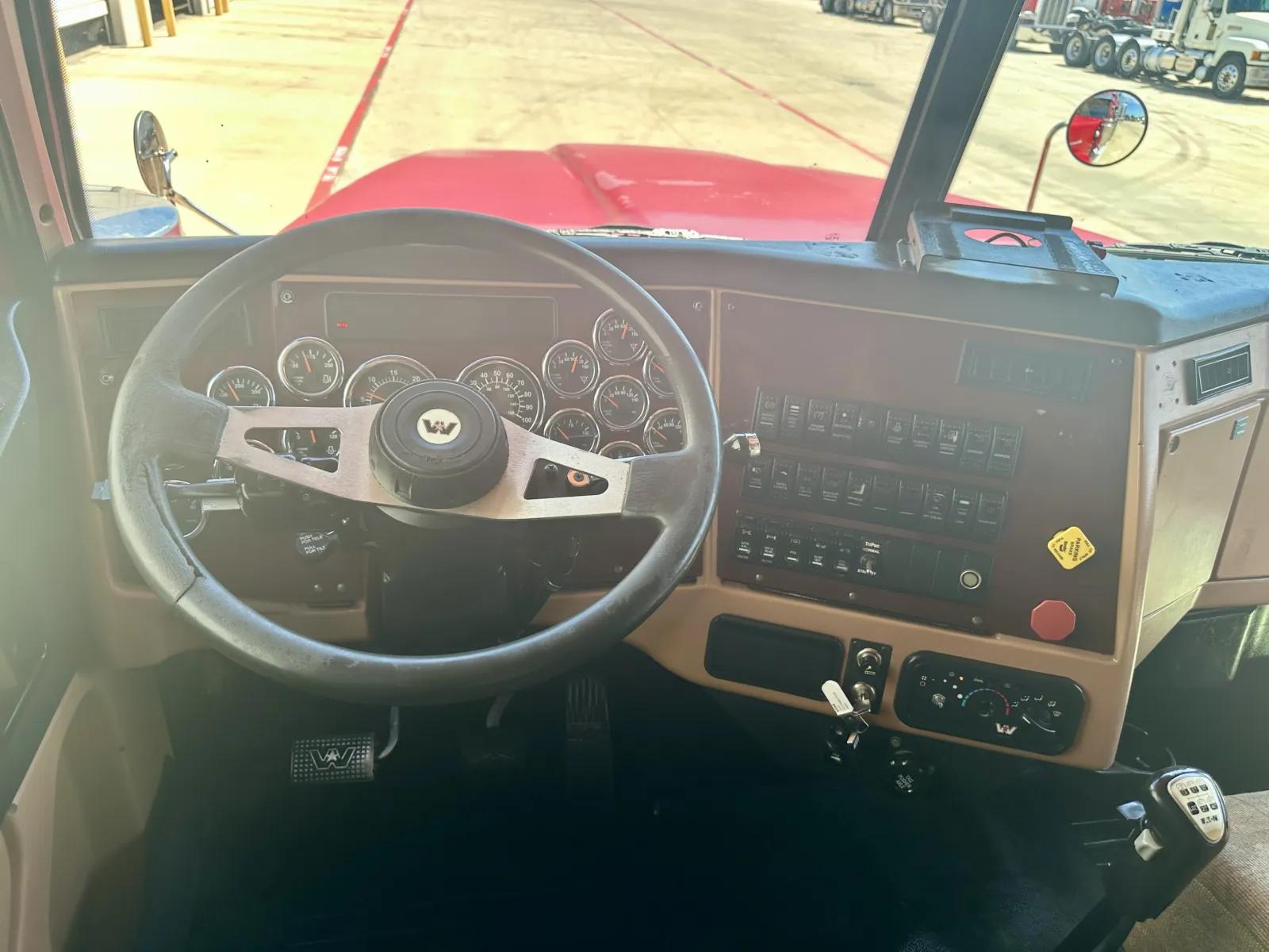 2016 Western Star 4900 in Hutchins, TX — photo 16