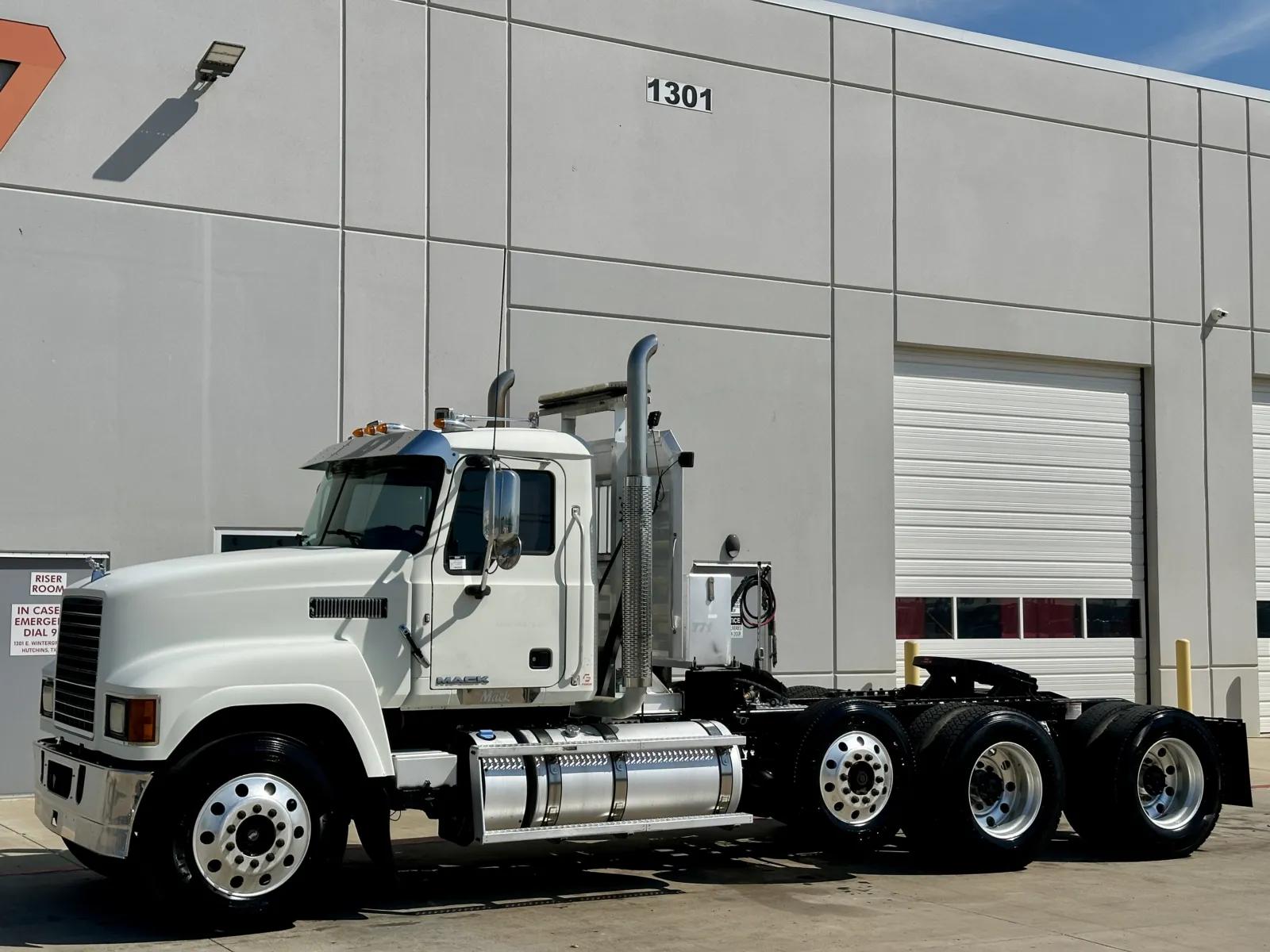 2017 Mack Pinnacle in Hutchins, TX — photo 2